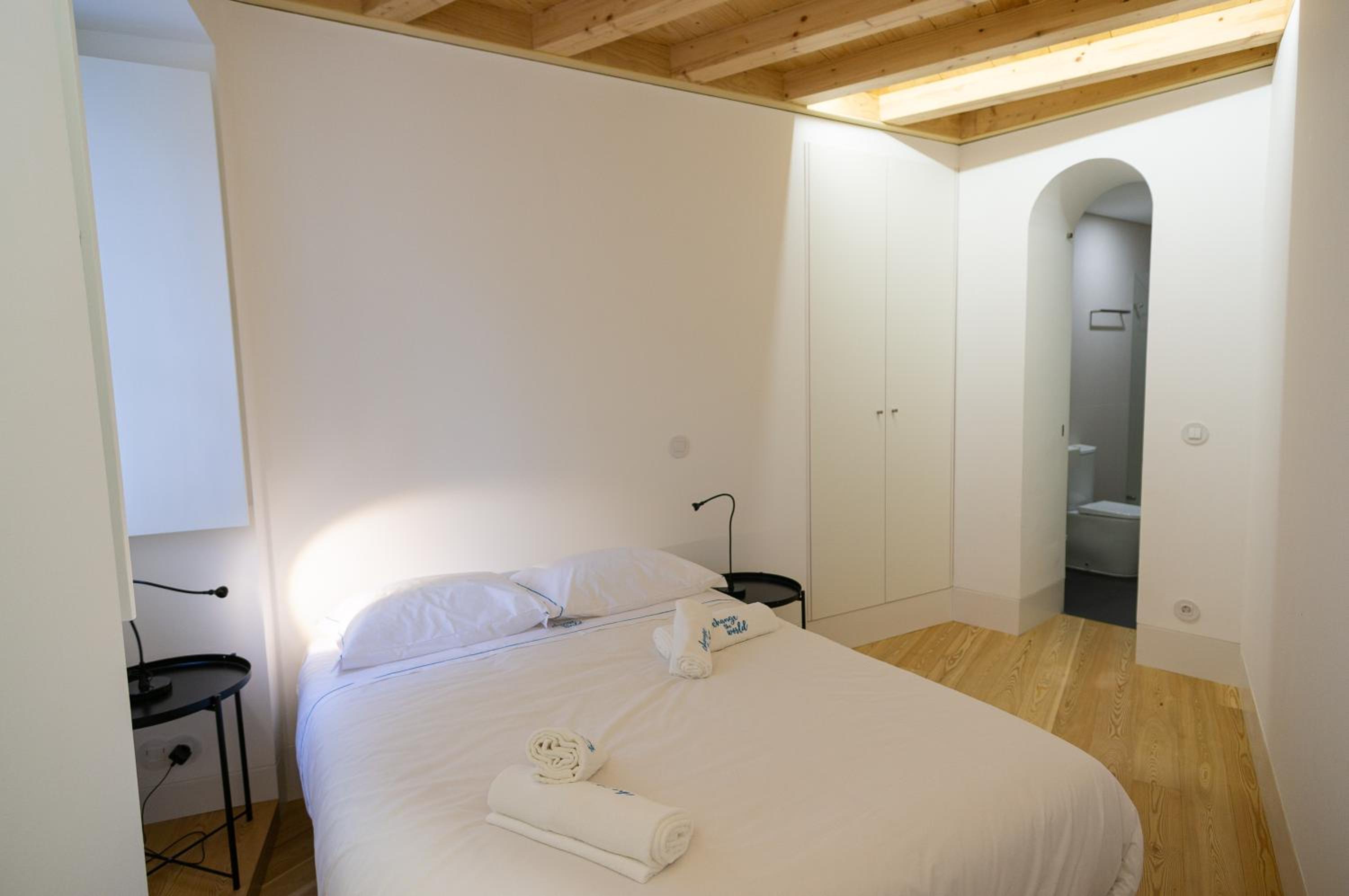 Double Room with Private Bathroom - Photo 10