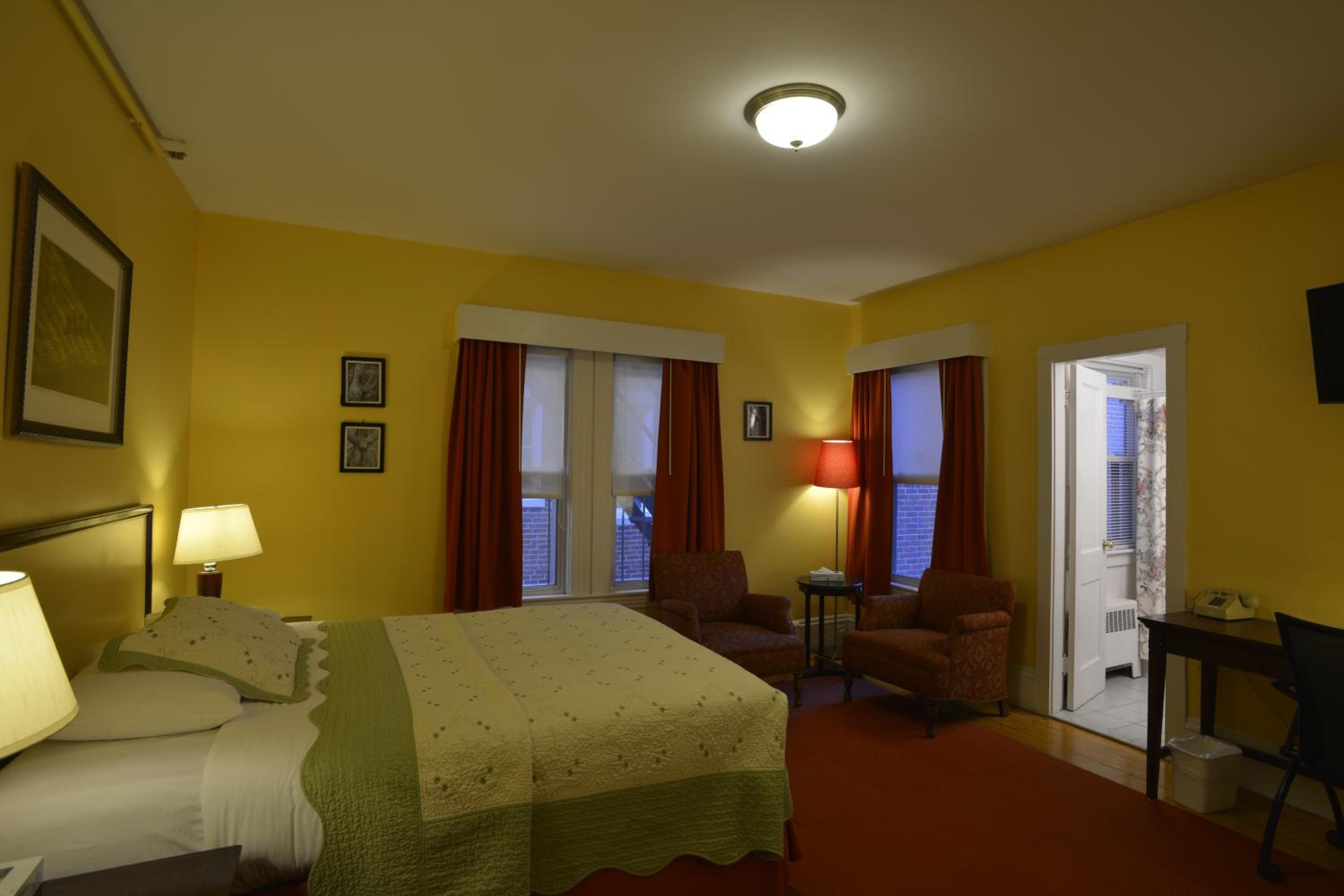 Queen Room with Private Bath photo 2