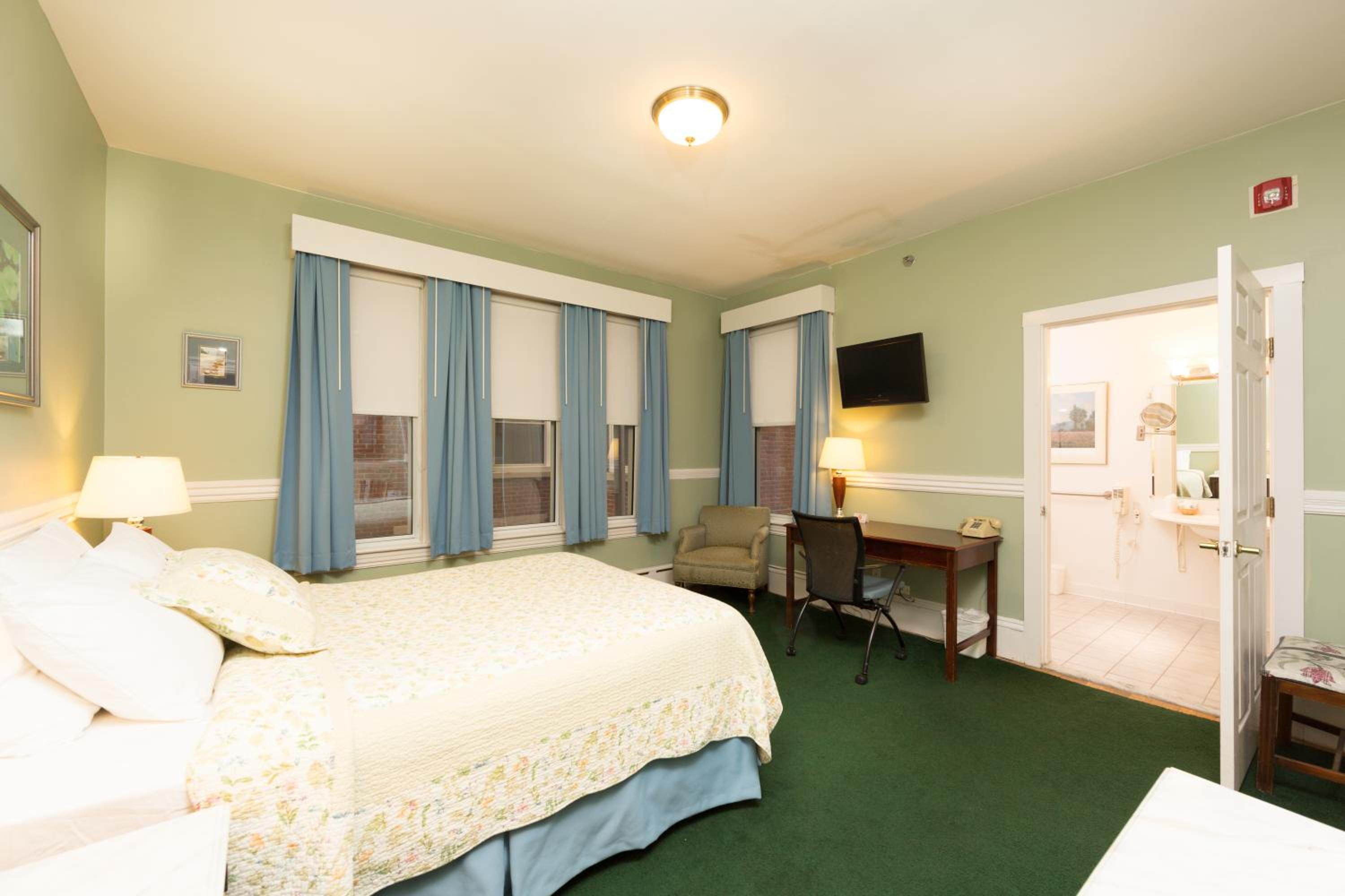 Queen Room with Private Bath photo 1