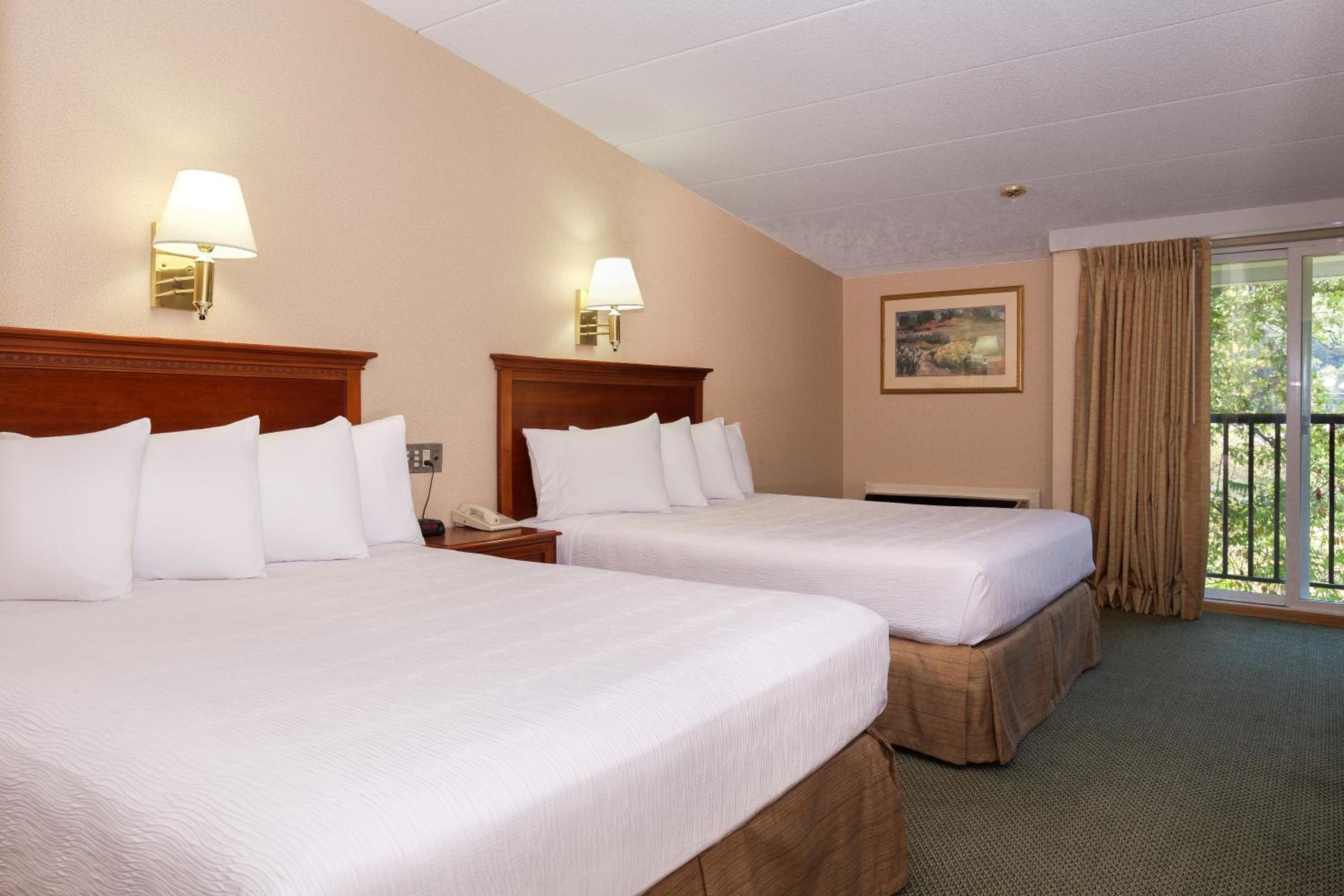 Queen Room with Two Queen Beds - Photo 2