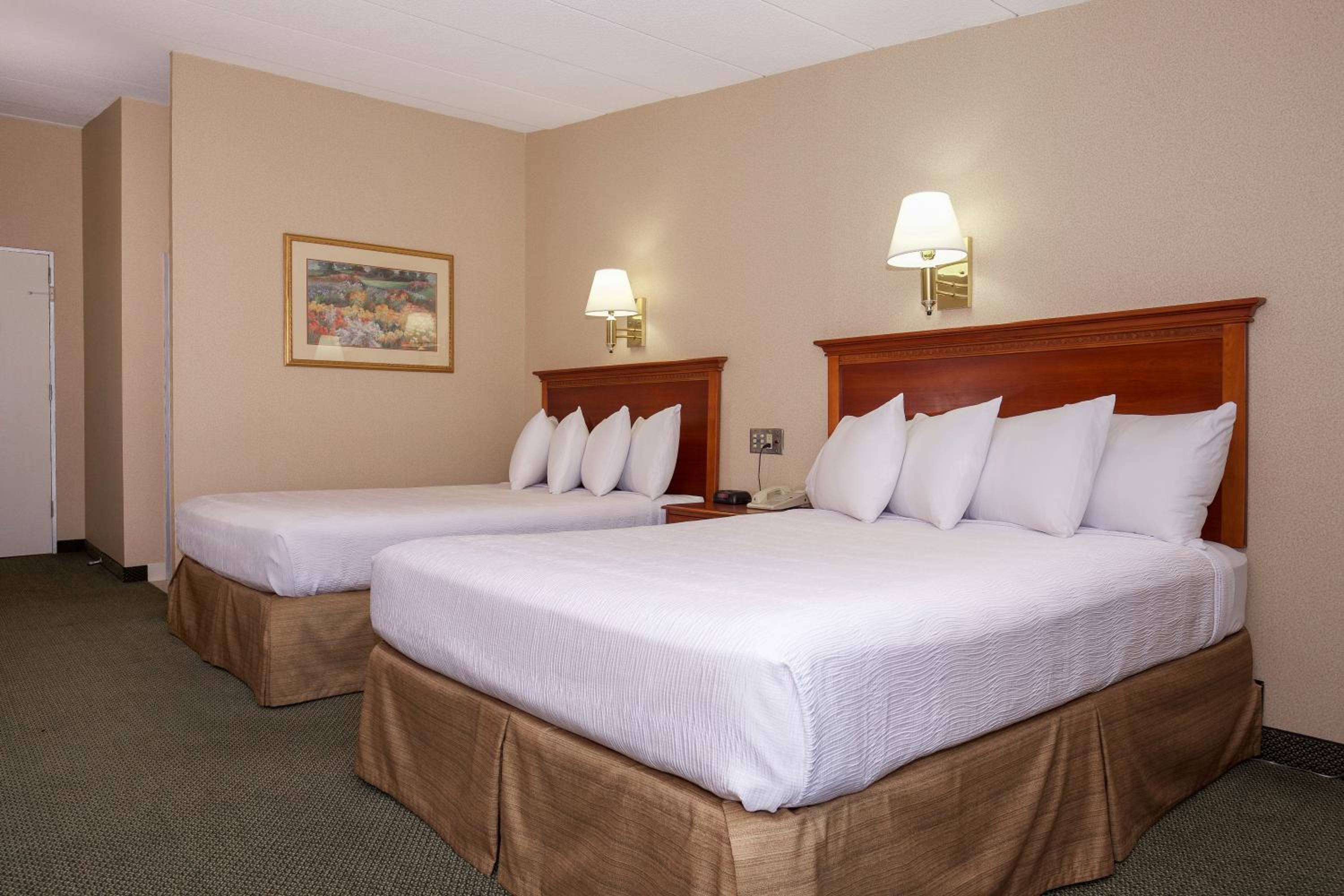 Queen Room with Two Queen Beds - Photo 3