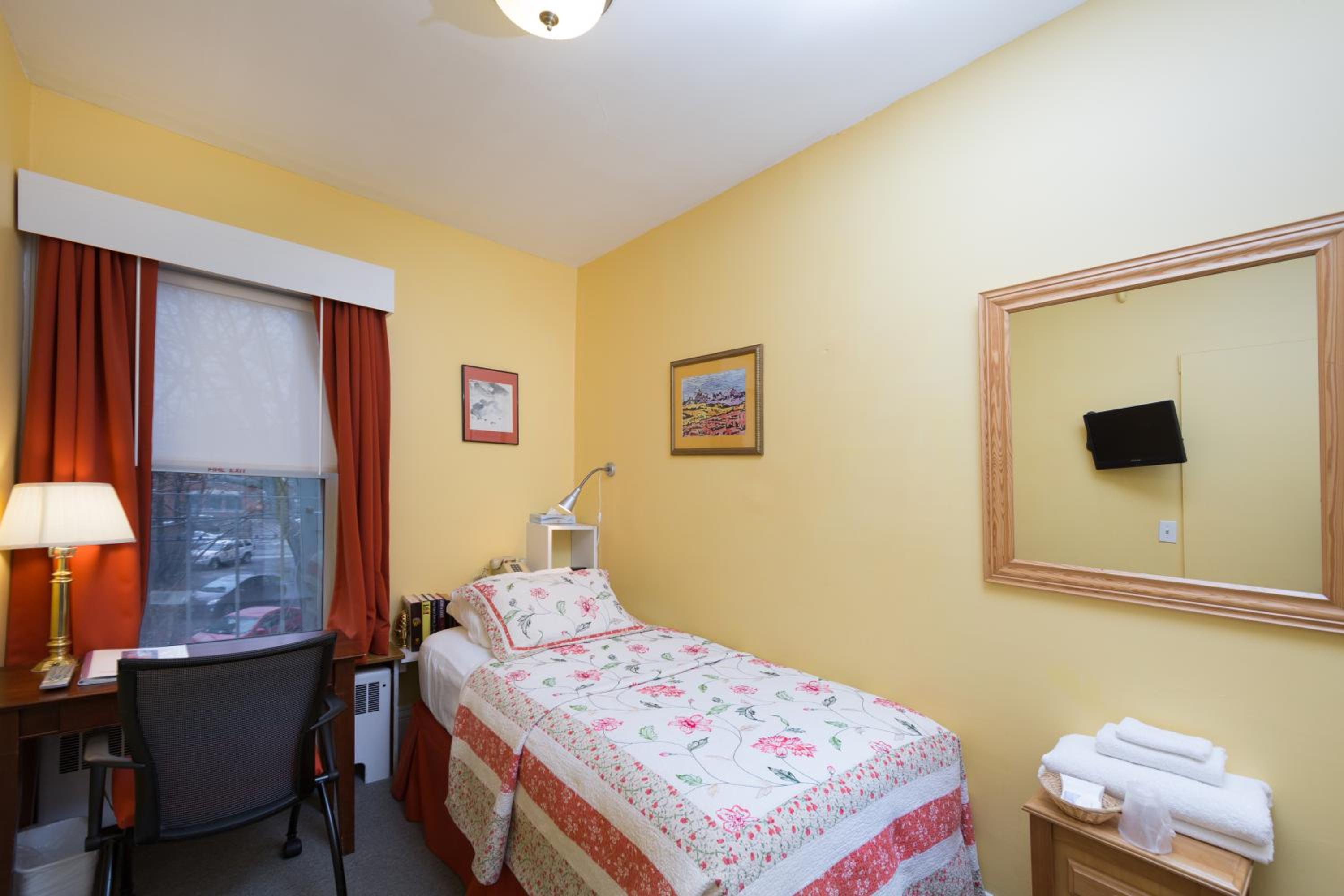 Single Room with Shared Bathroom photo 2
