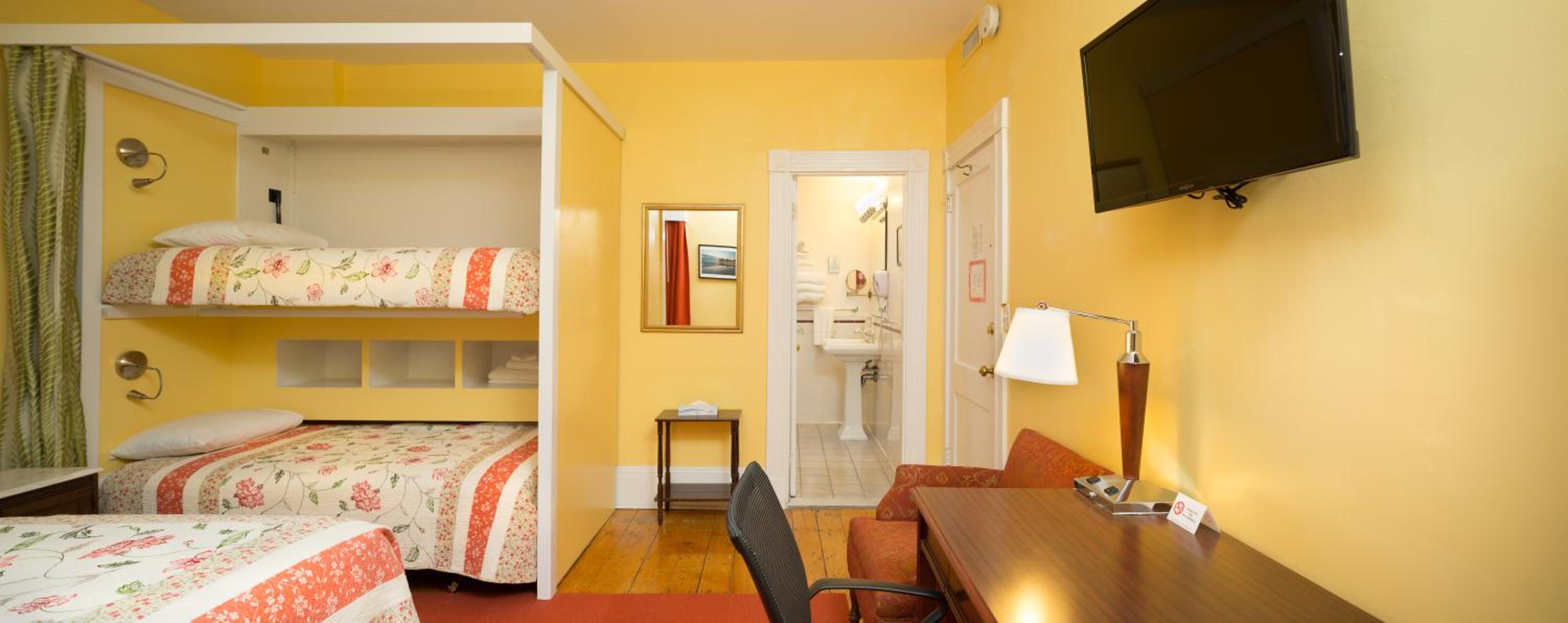 Queen Room with Two Single Beds photo 2