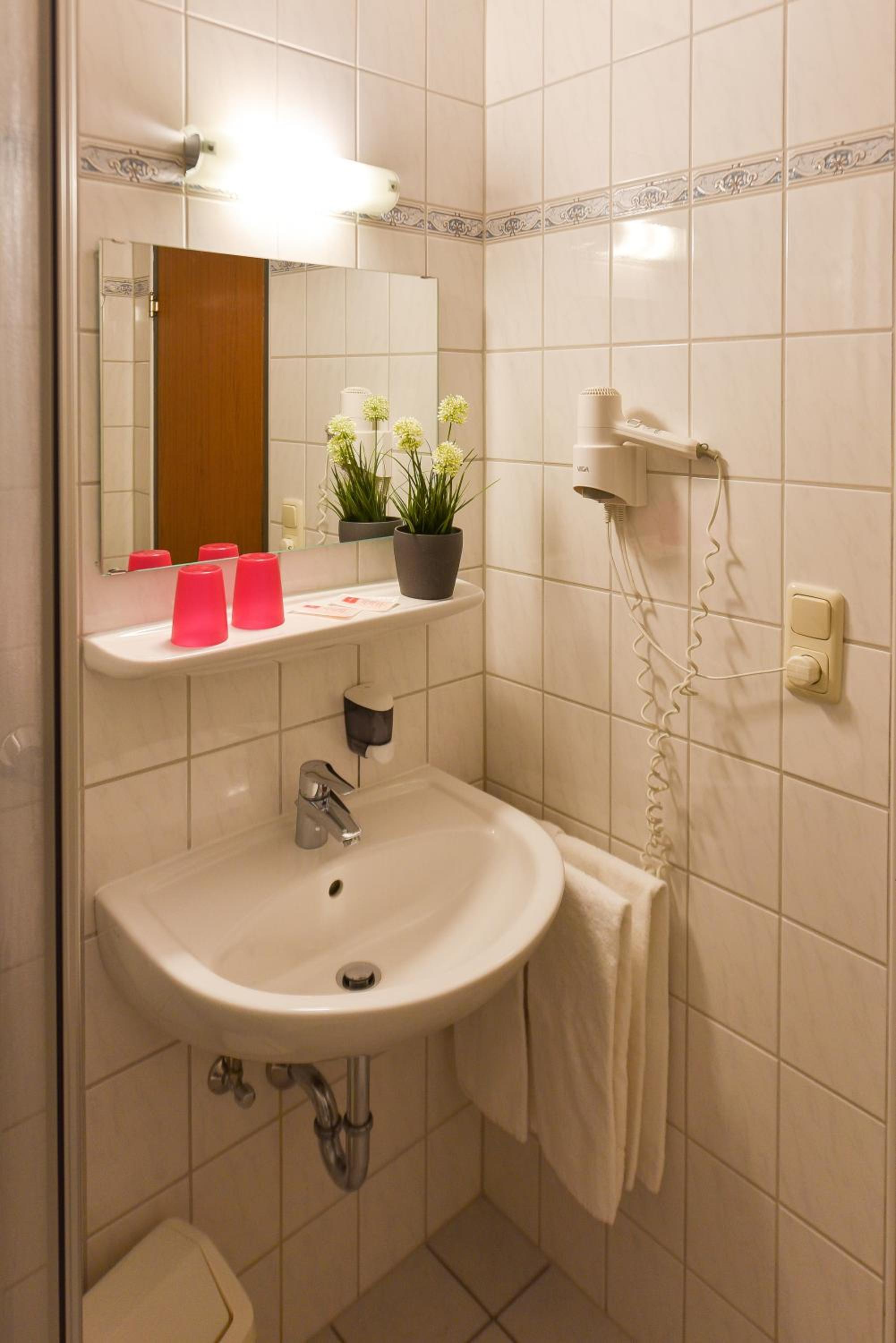 Standard Double Room - Photo 3