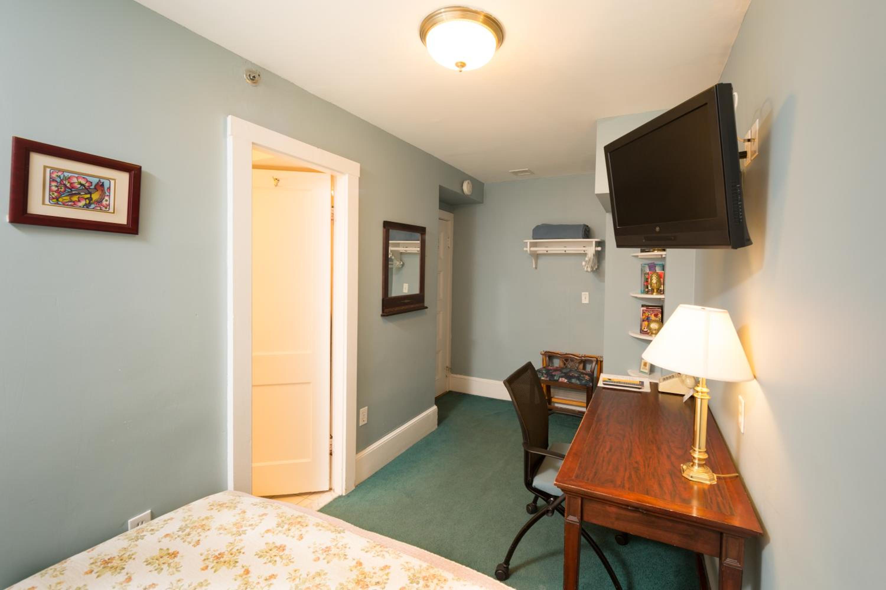 Room with One Double Bed with Private Bathroom photo 1