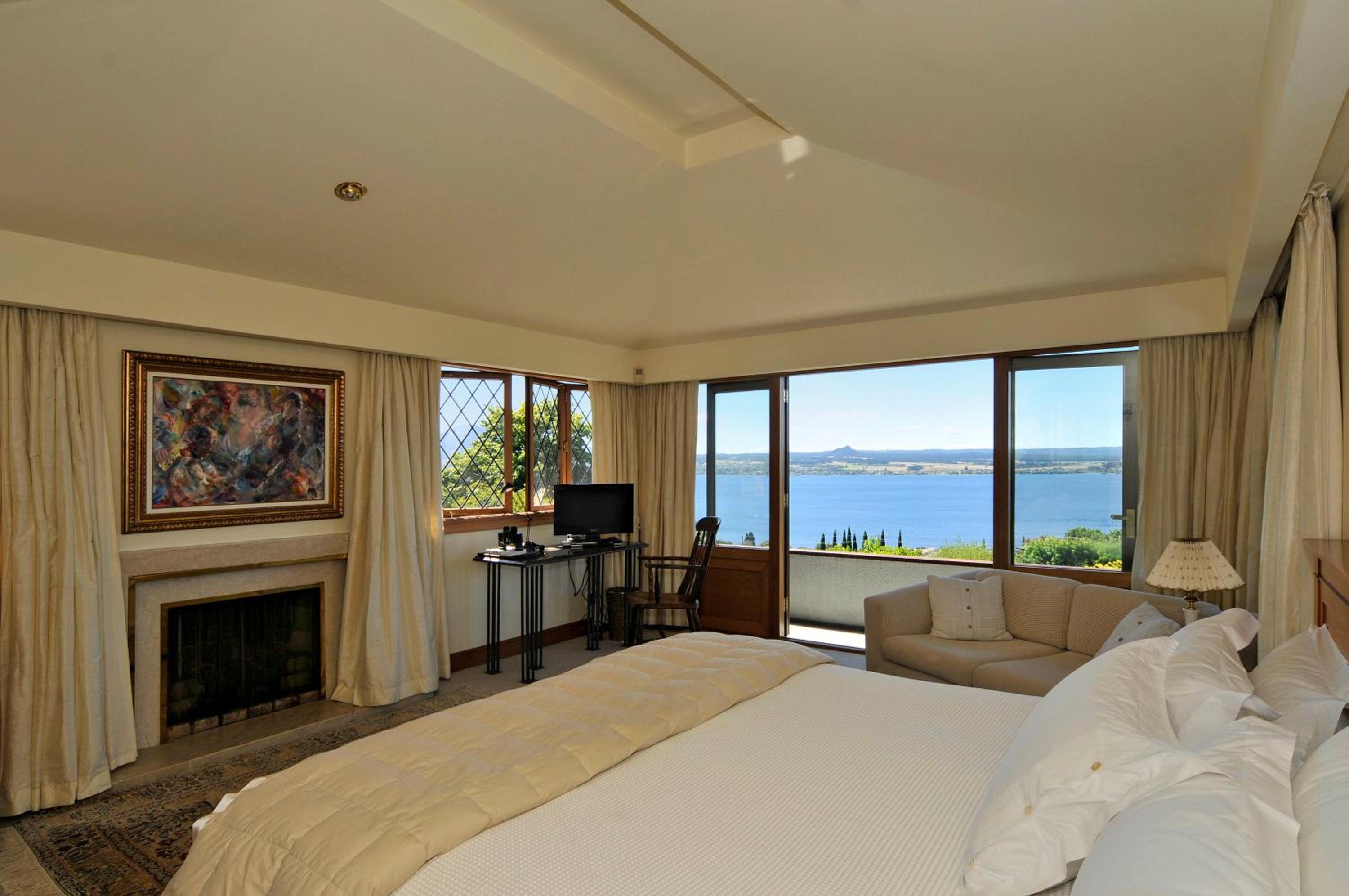 Luxury Suite with Spa Bath - Photo 3