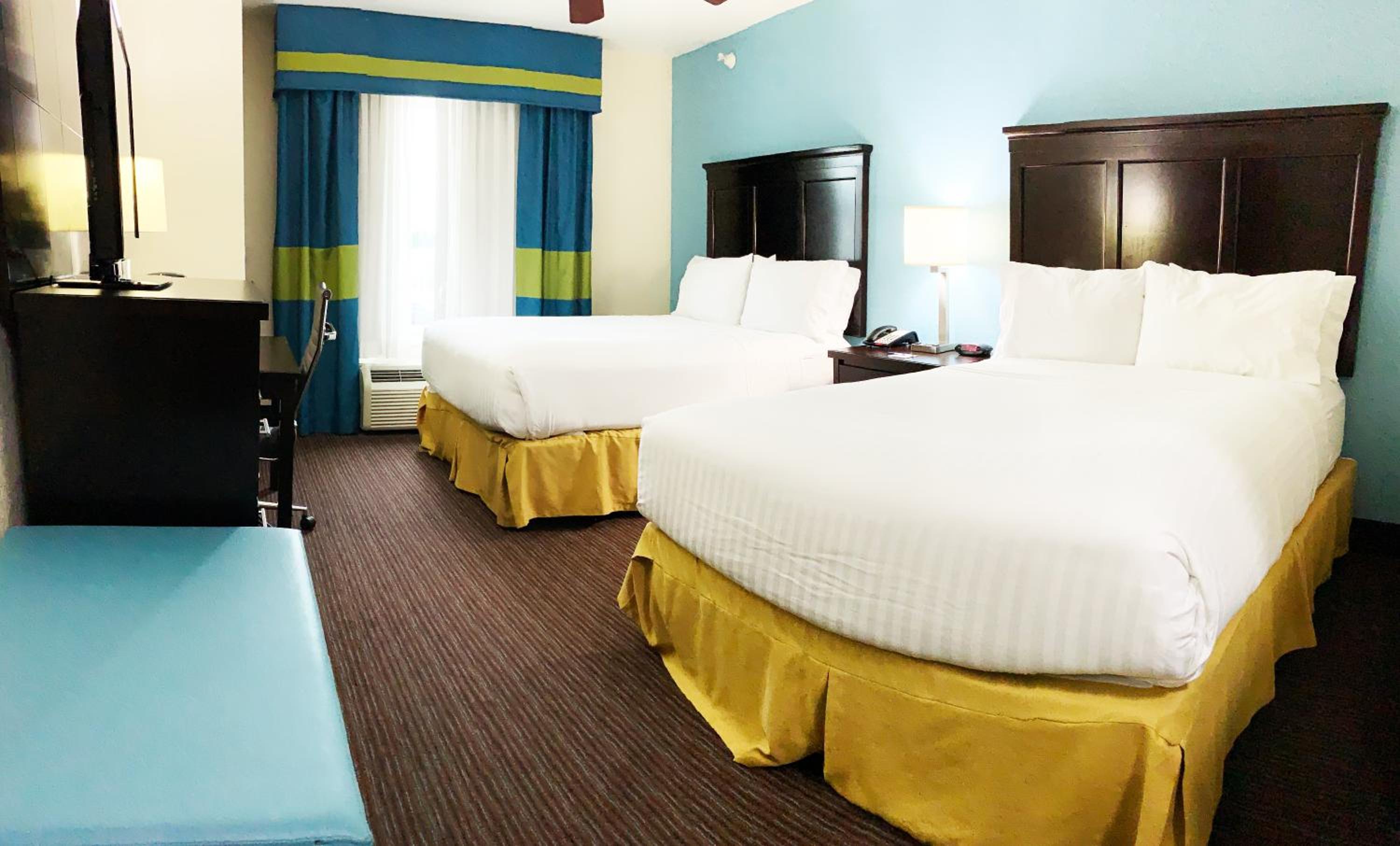 Standard Room with Two Queen Beds - Photo 1