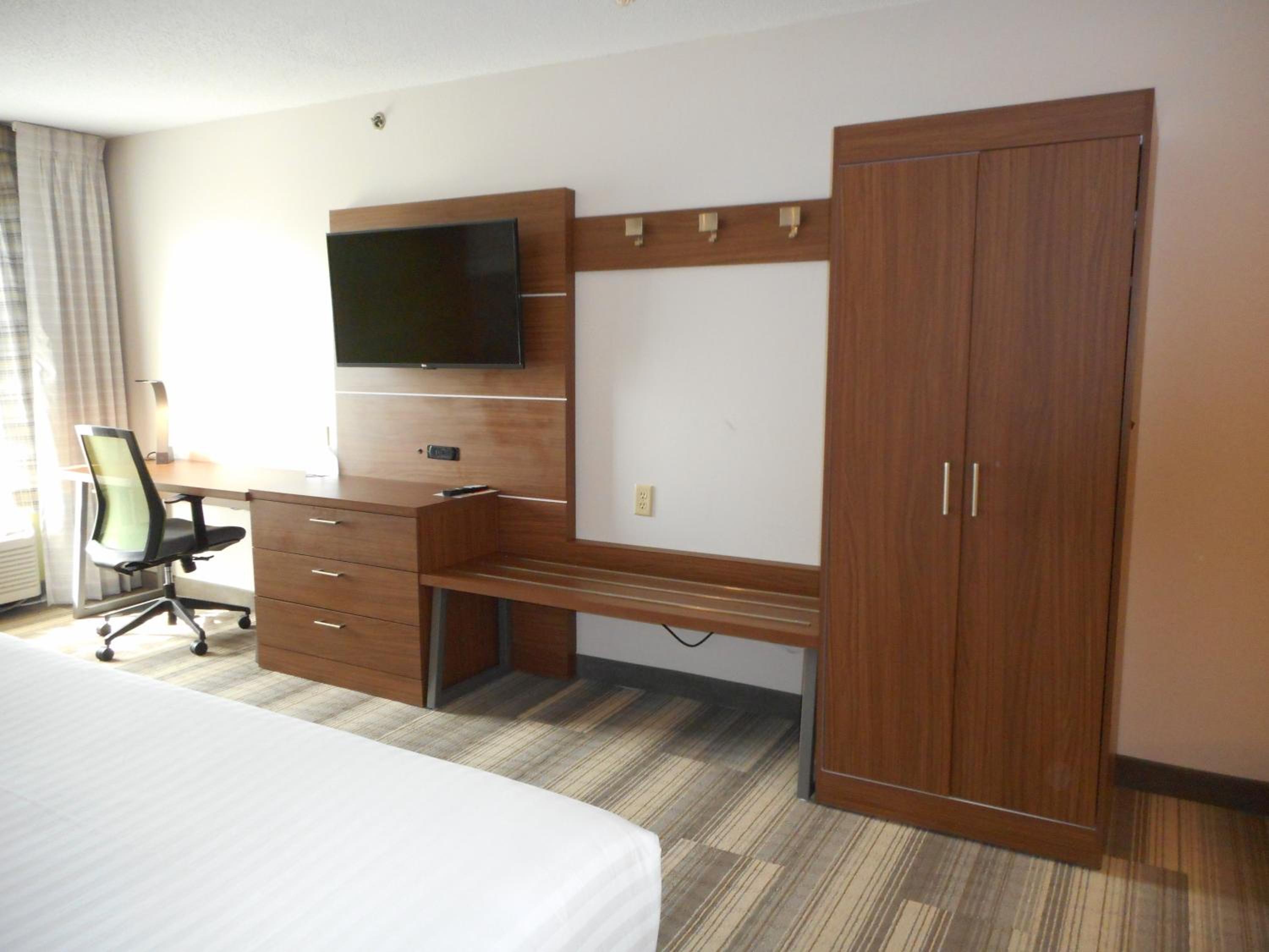 Standard Queen Room with Two Queen Beds - Photo 2