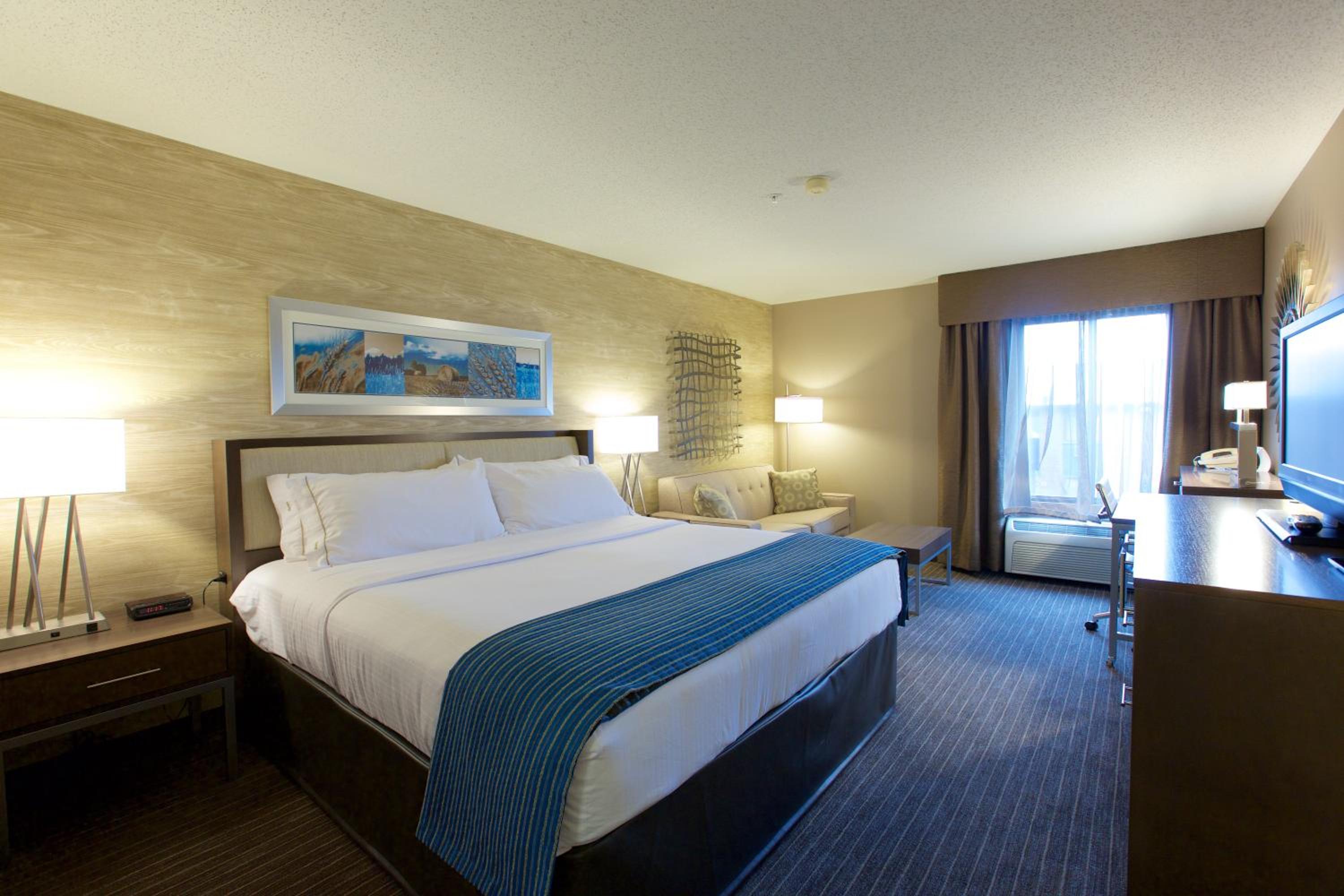 Standard King Room with Lounge Chair - Communications Accessible photo 3