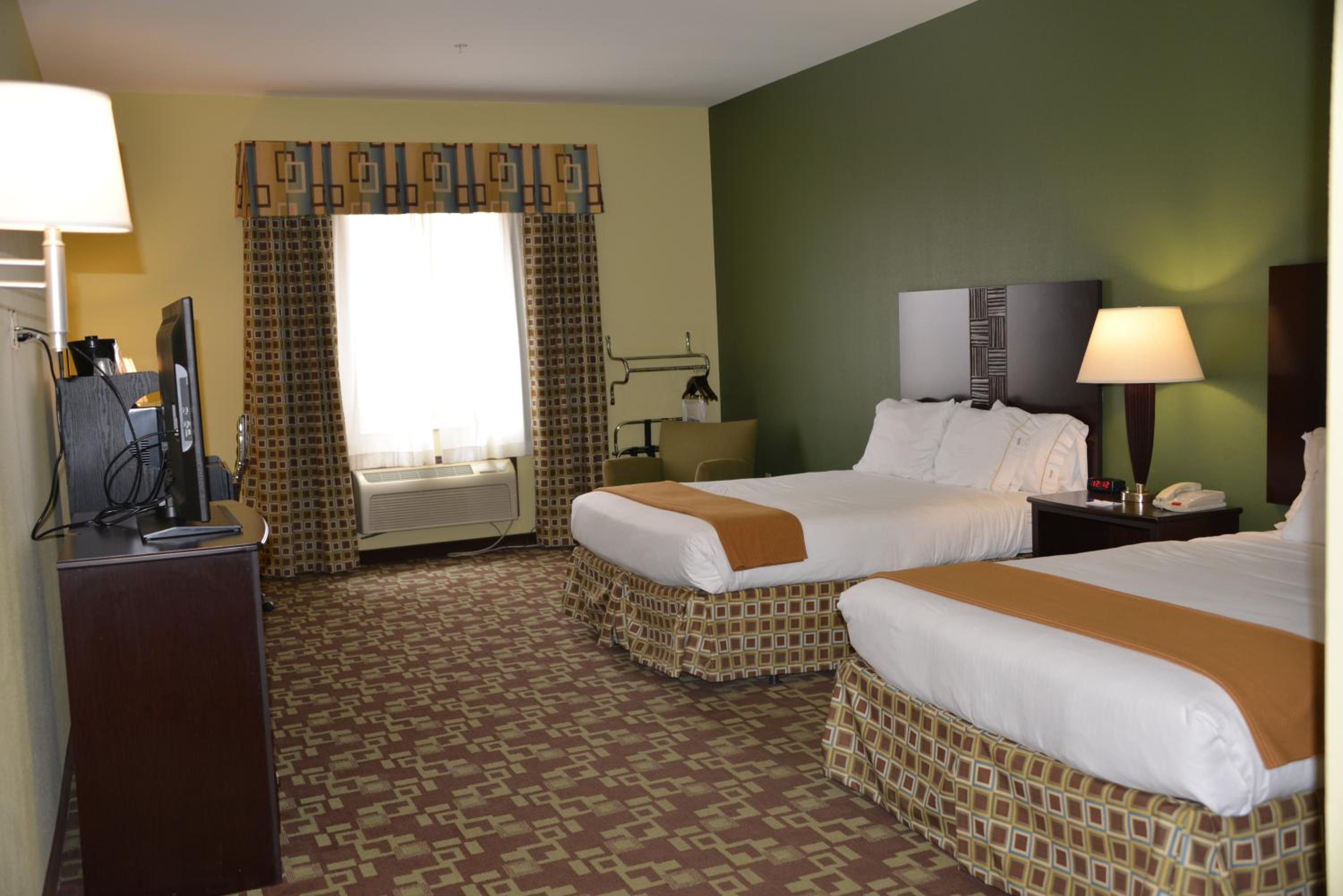 Standard Queen Room with Two Queen Beds and Roll-In Shower - Mobility Access - Photo 1