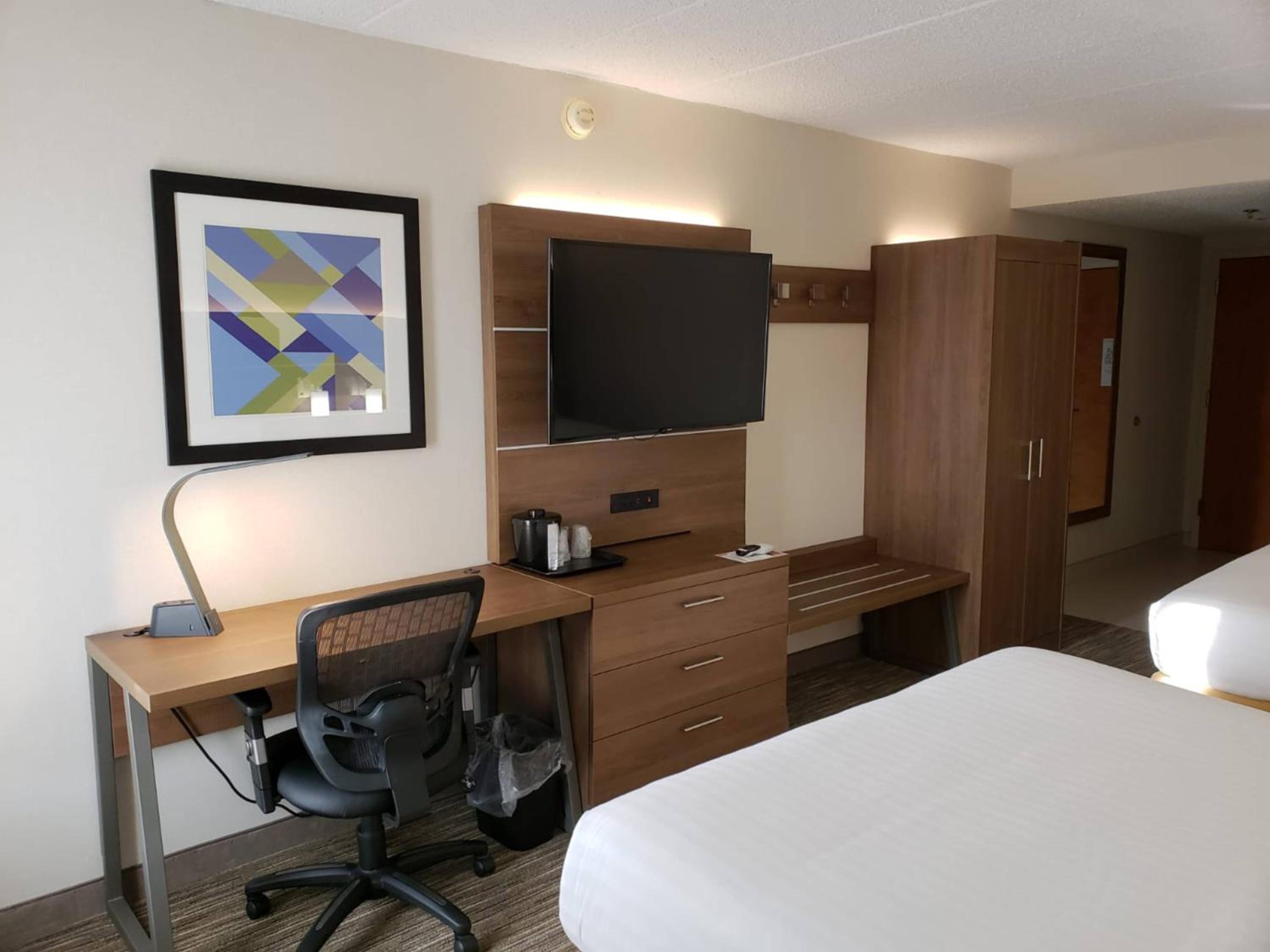 Standard Queen Room with Two Queen Beds - Photo 3