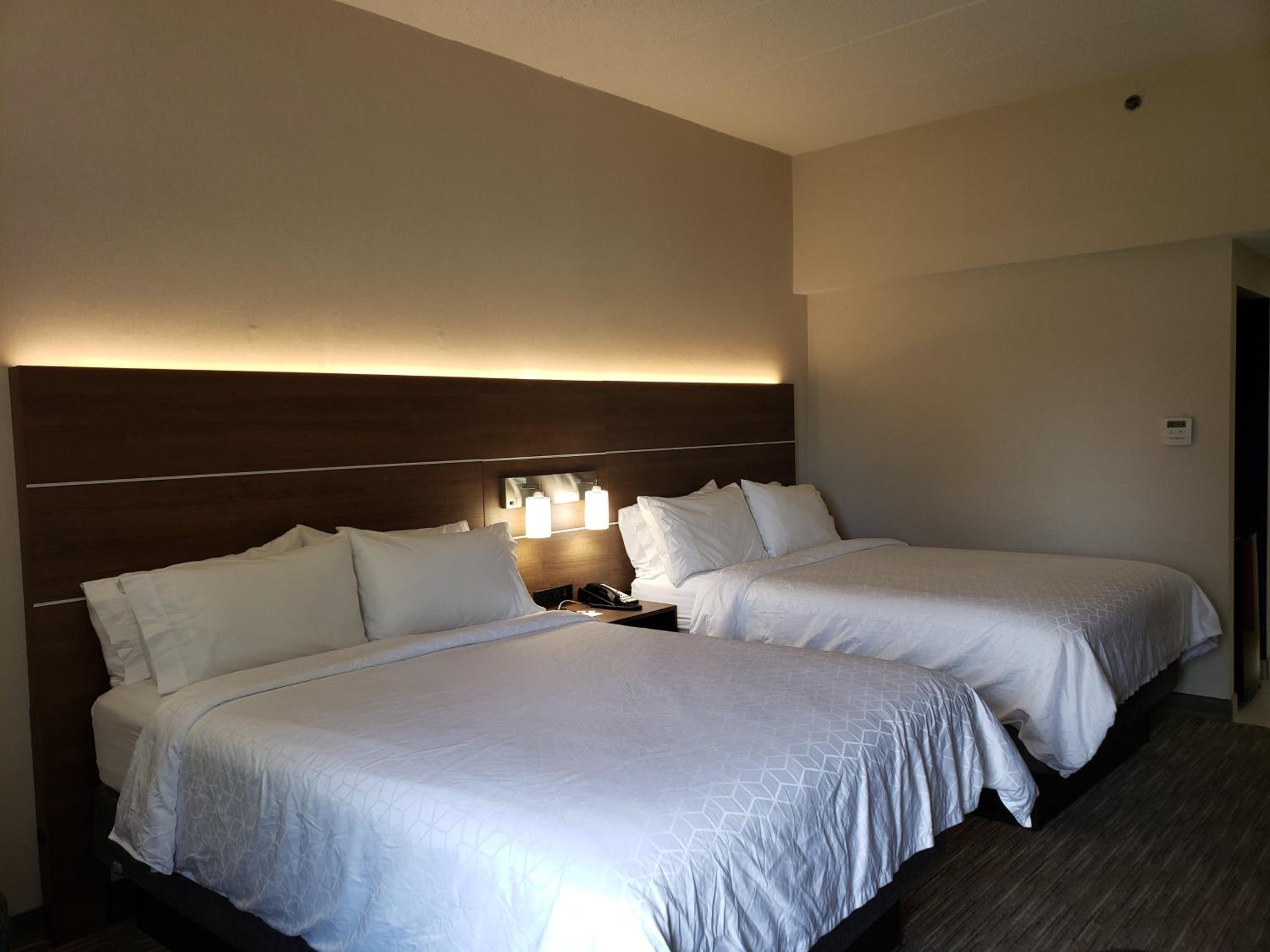 Standard Queen Room with Two Queen Beds - Photo 4