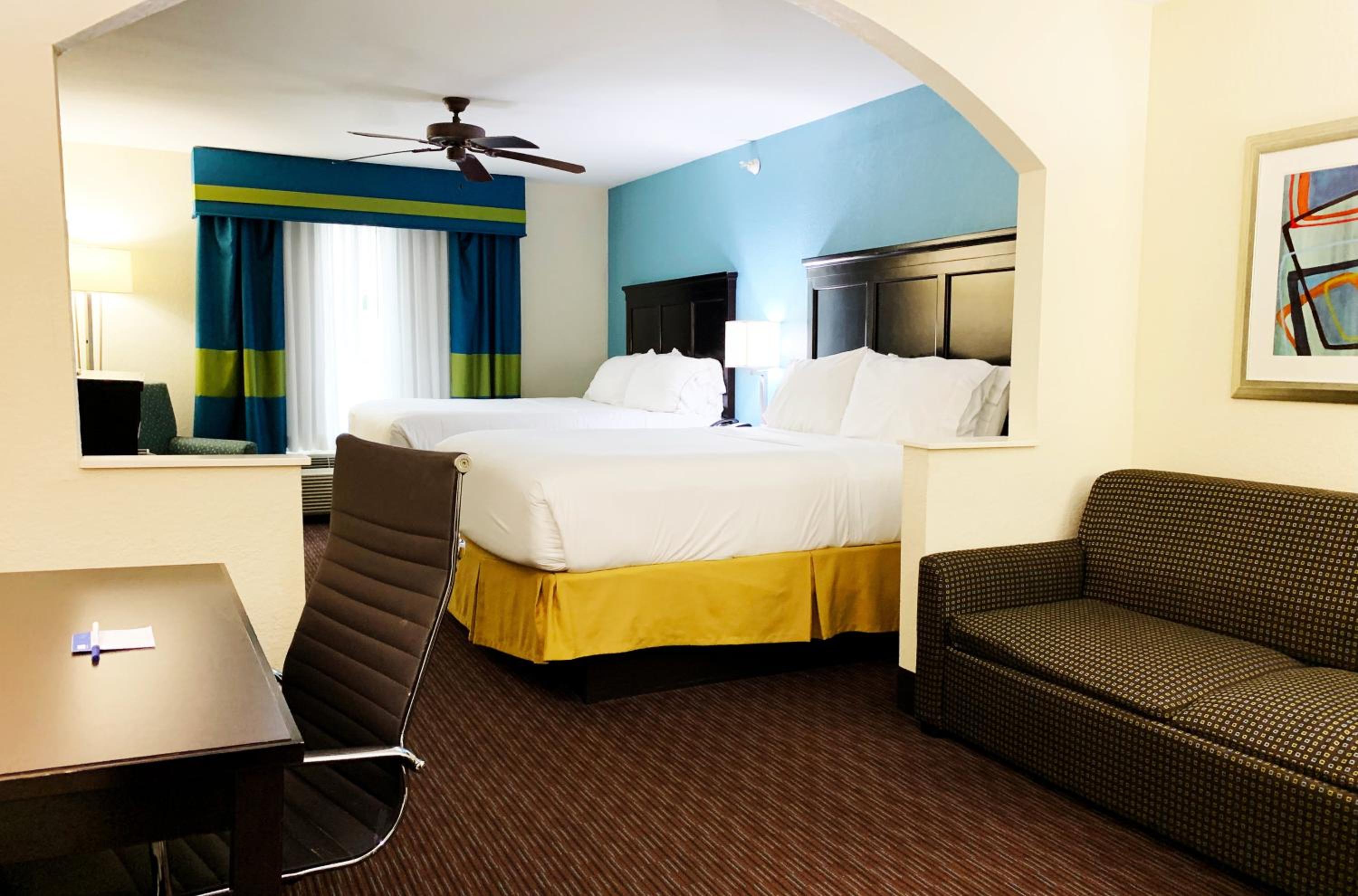 Queen Suite with Two Queen Beds and Sofa Bed - Photo 6
