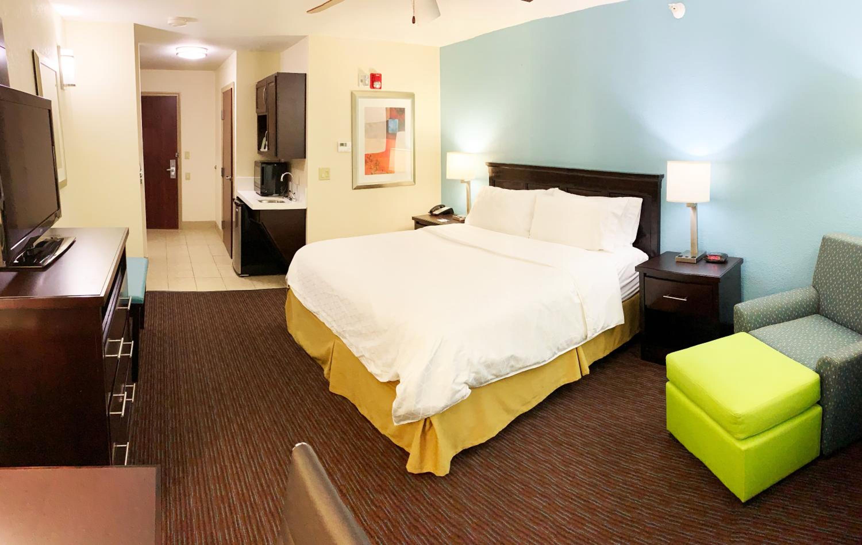 One-Bedroom King Suite - Photo 2