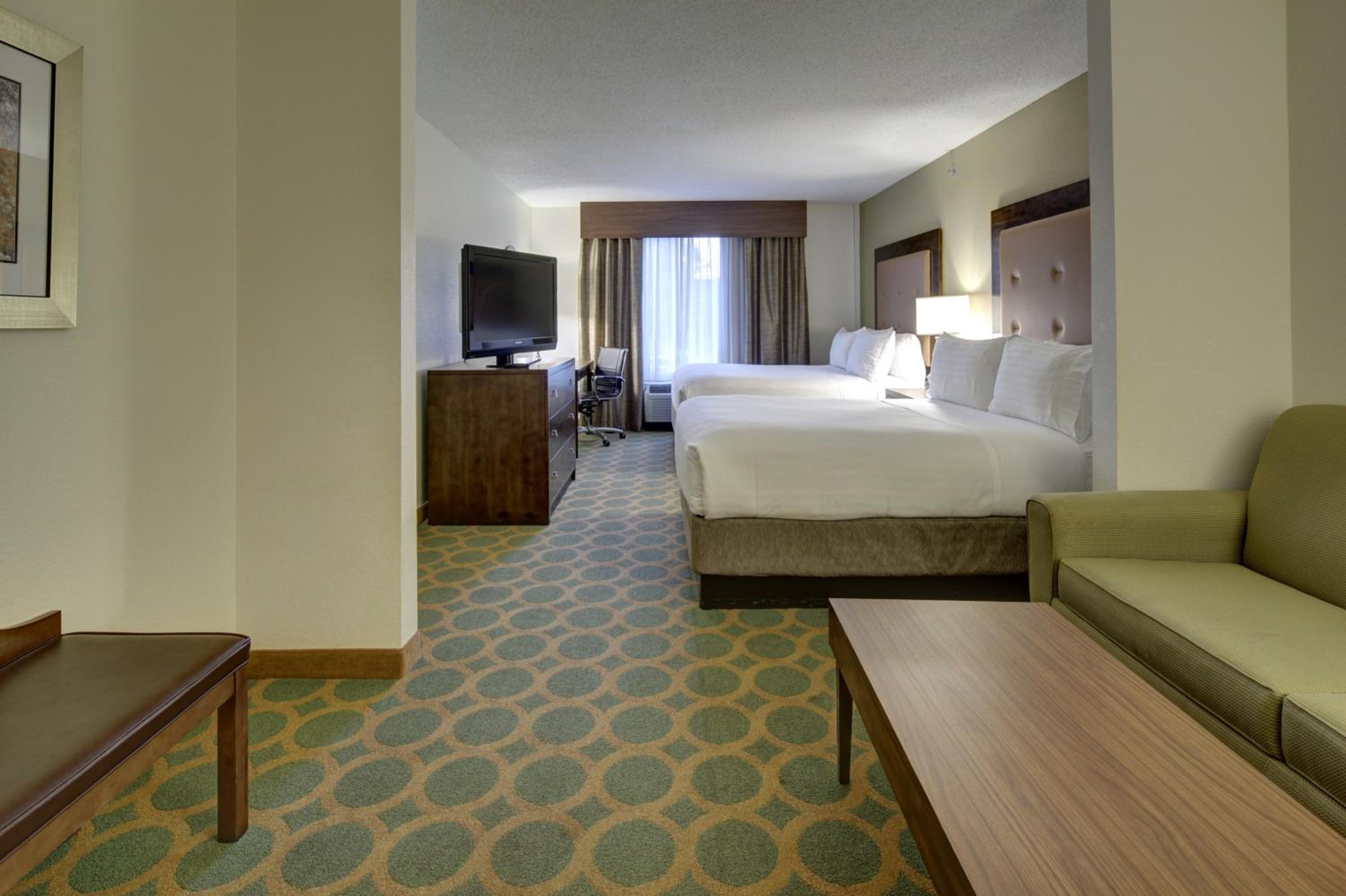 Suite with Two Queen Beds - Photo 1
