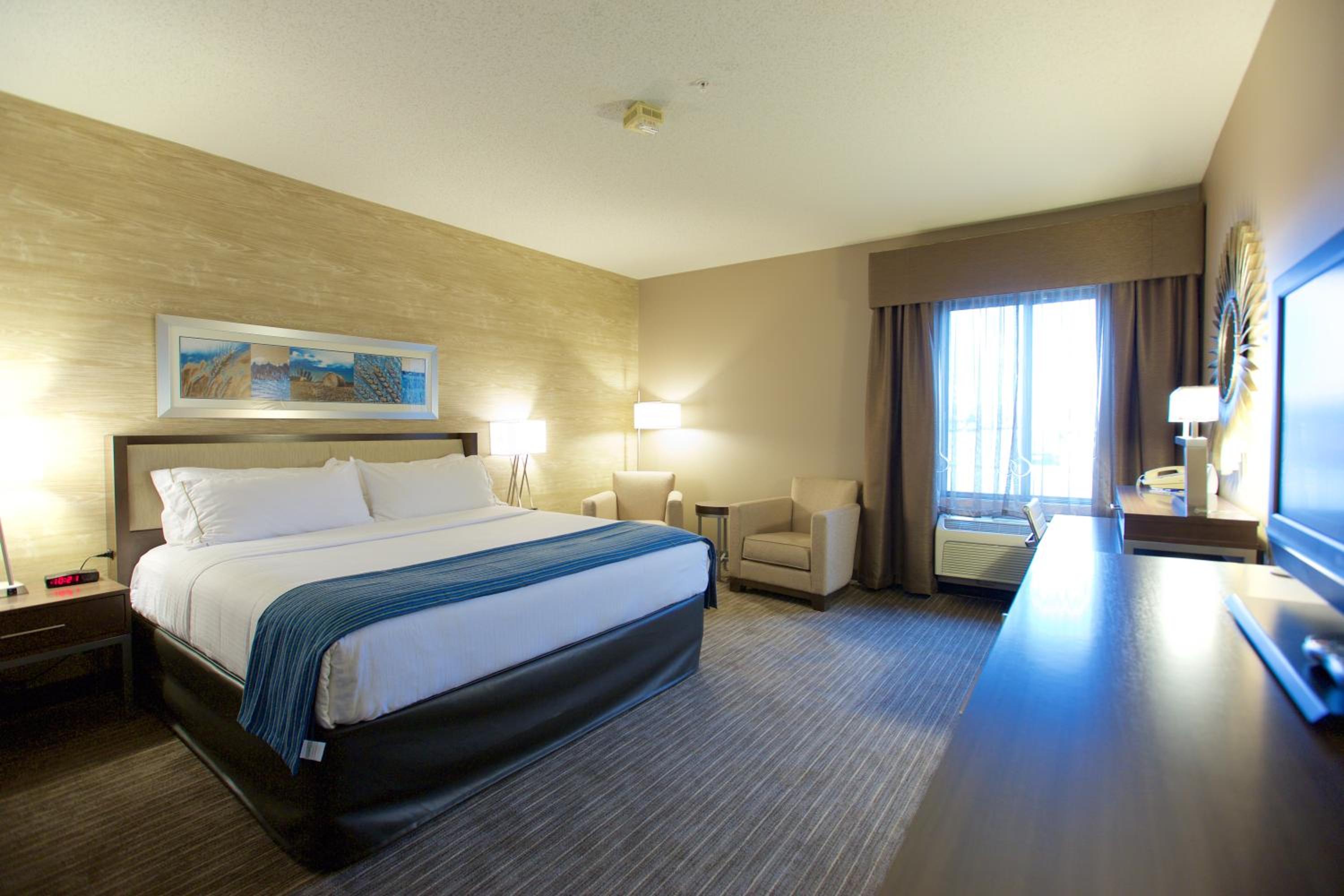 Standard King Room with Mobility Accessible Tub