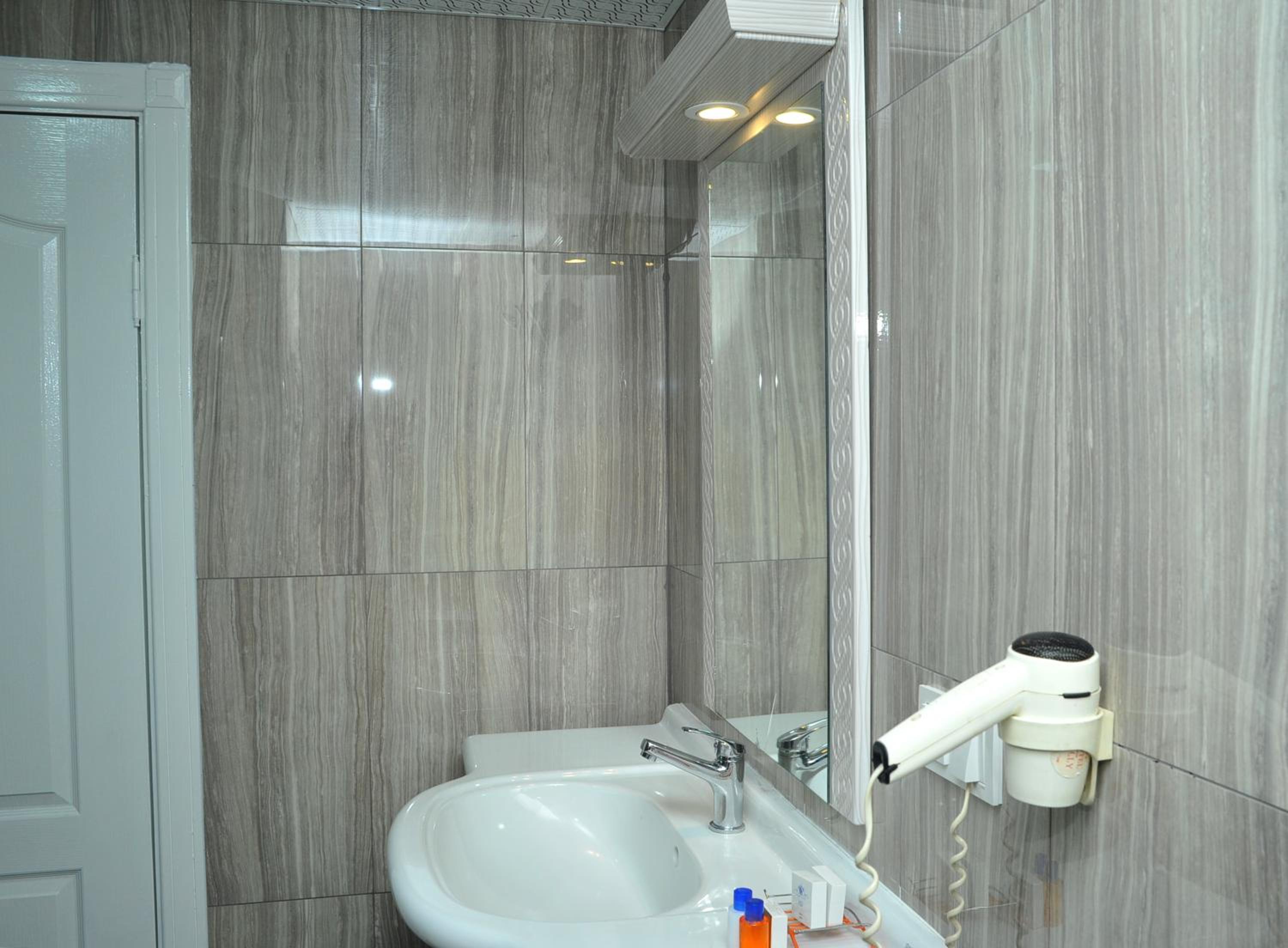 Standard Triple Room - Photo 2
