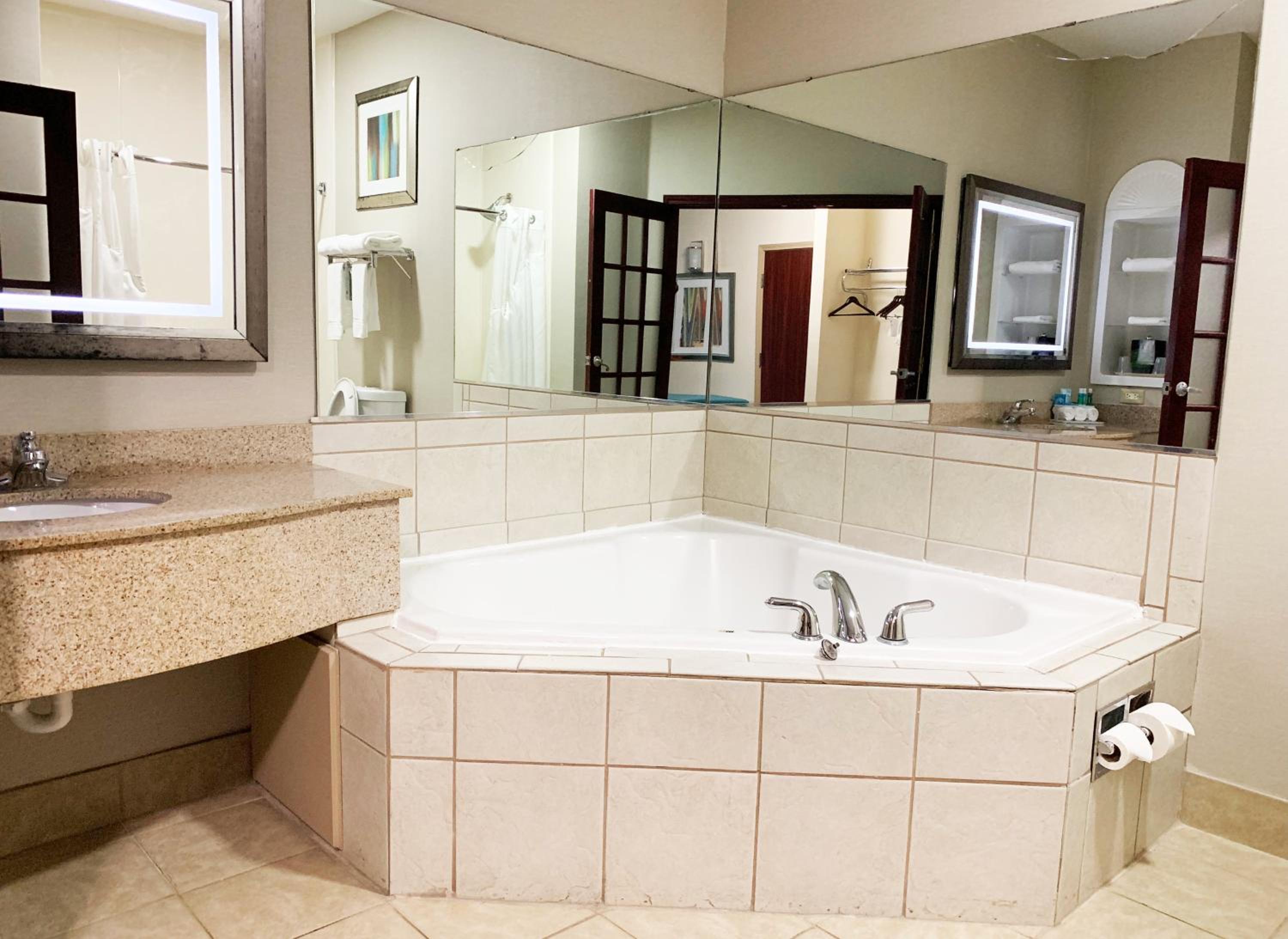 Junior King Suite - Photo 3