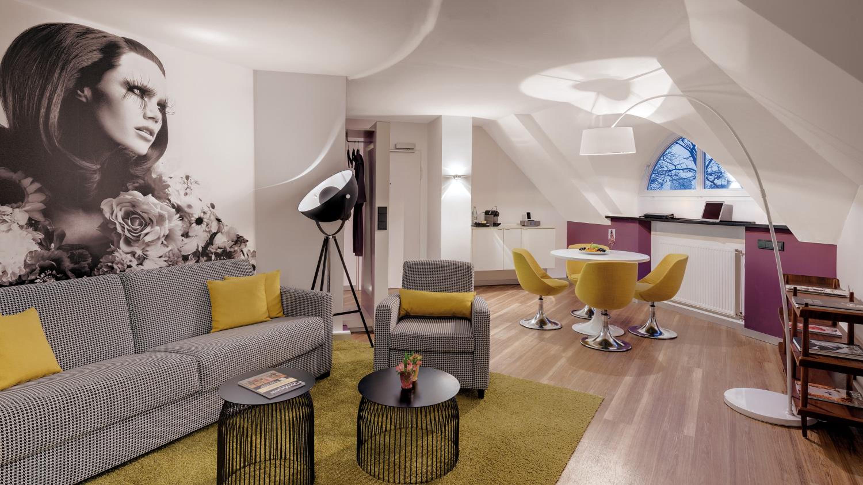 One-Bedroom King Suite with City View - Photo 4