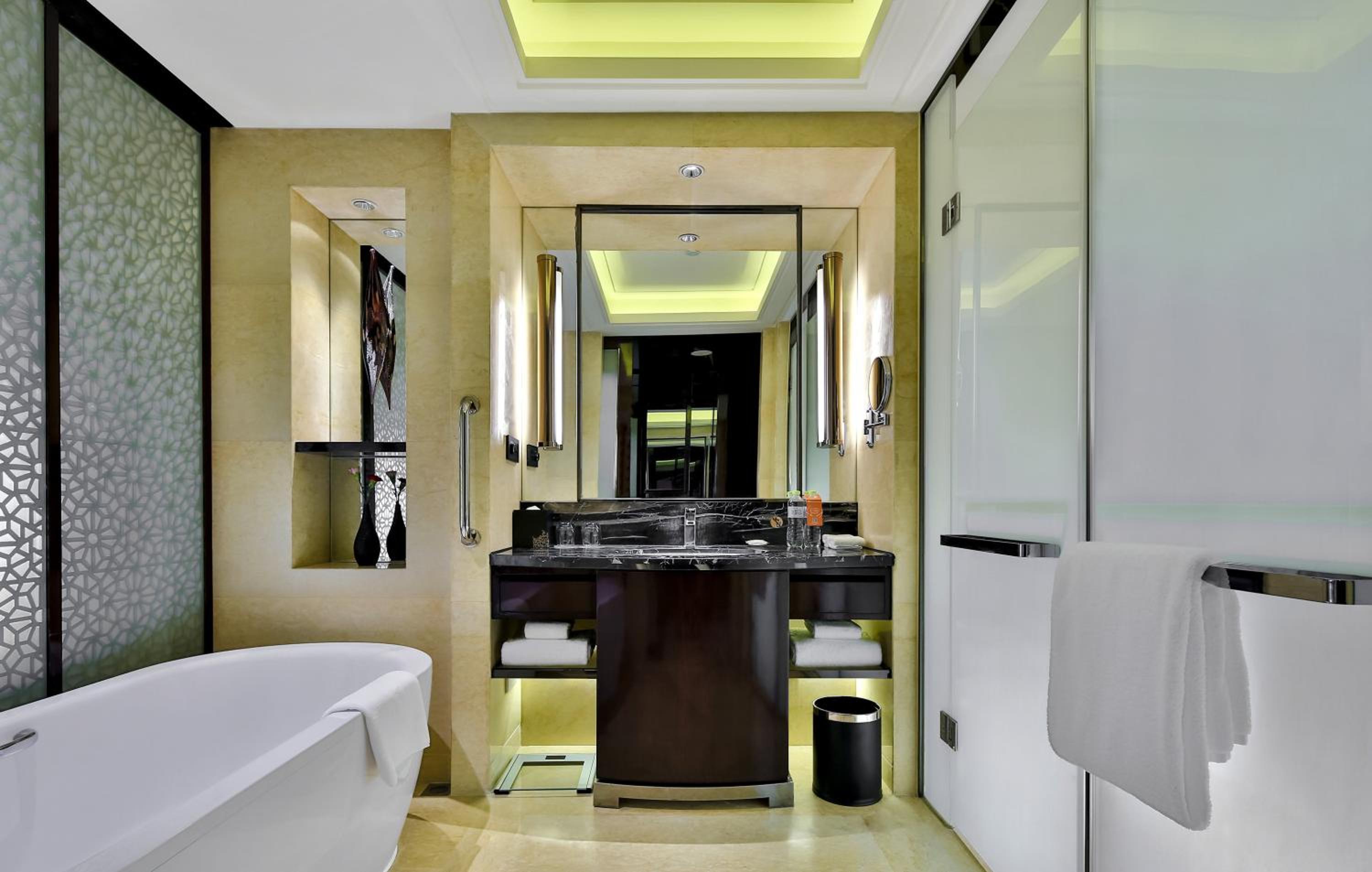 Standard King Room with Lounge Access - Photo 3