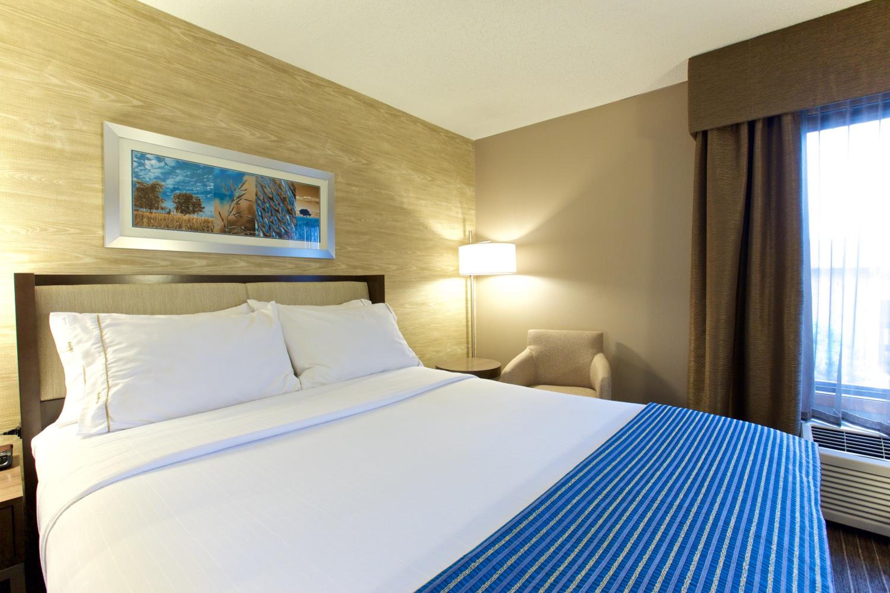 Standard Room with Two Queen Beds photo 1