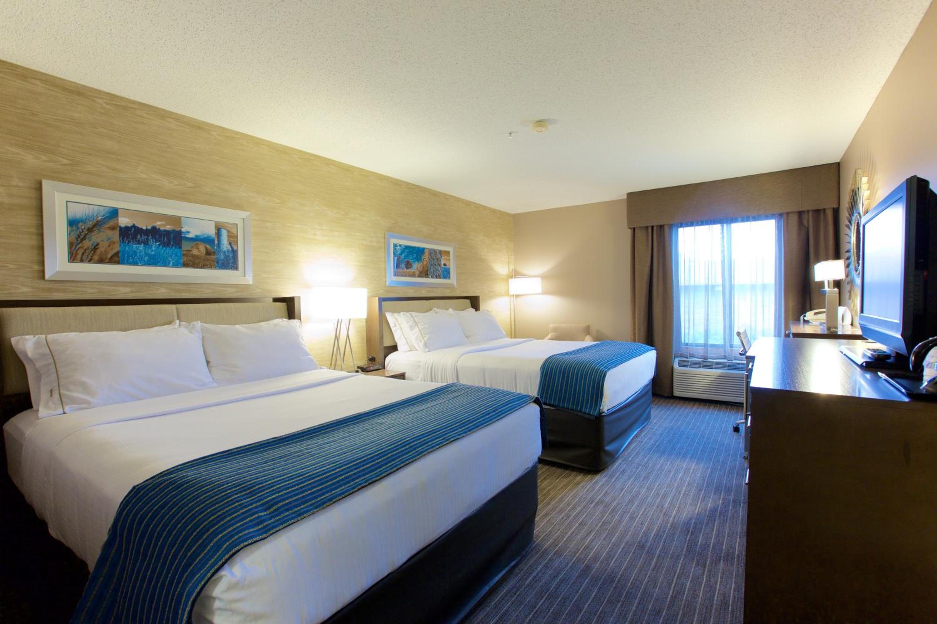 Standard Room with Two Queen Beds photo 2