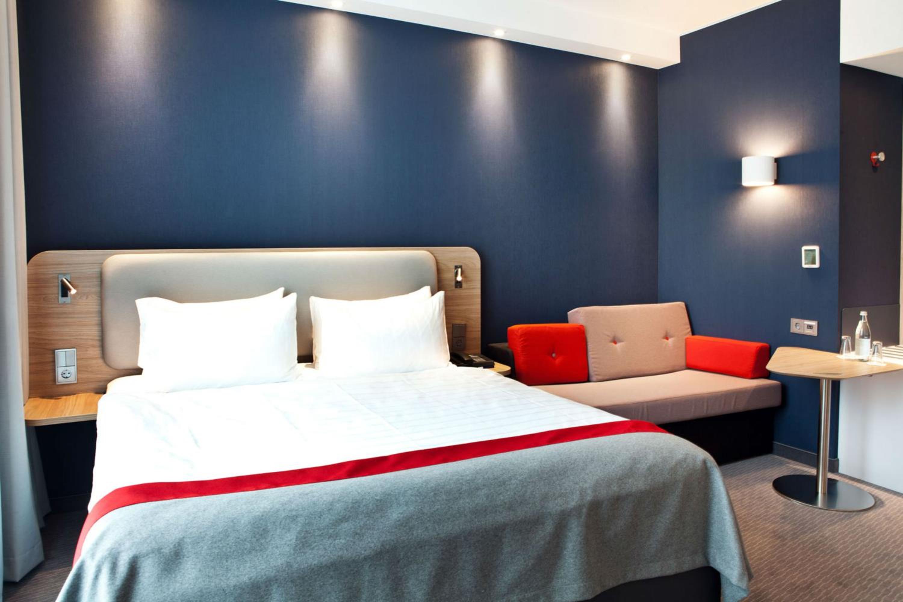 Standard Queen Room with Single Sofa Bed photo 2