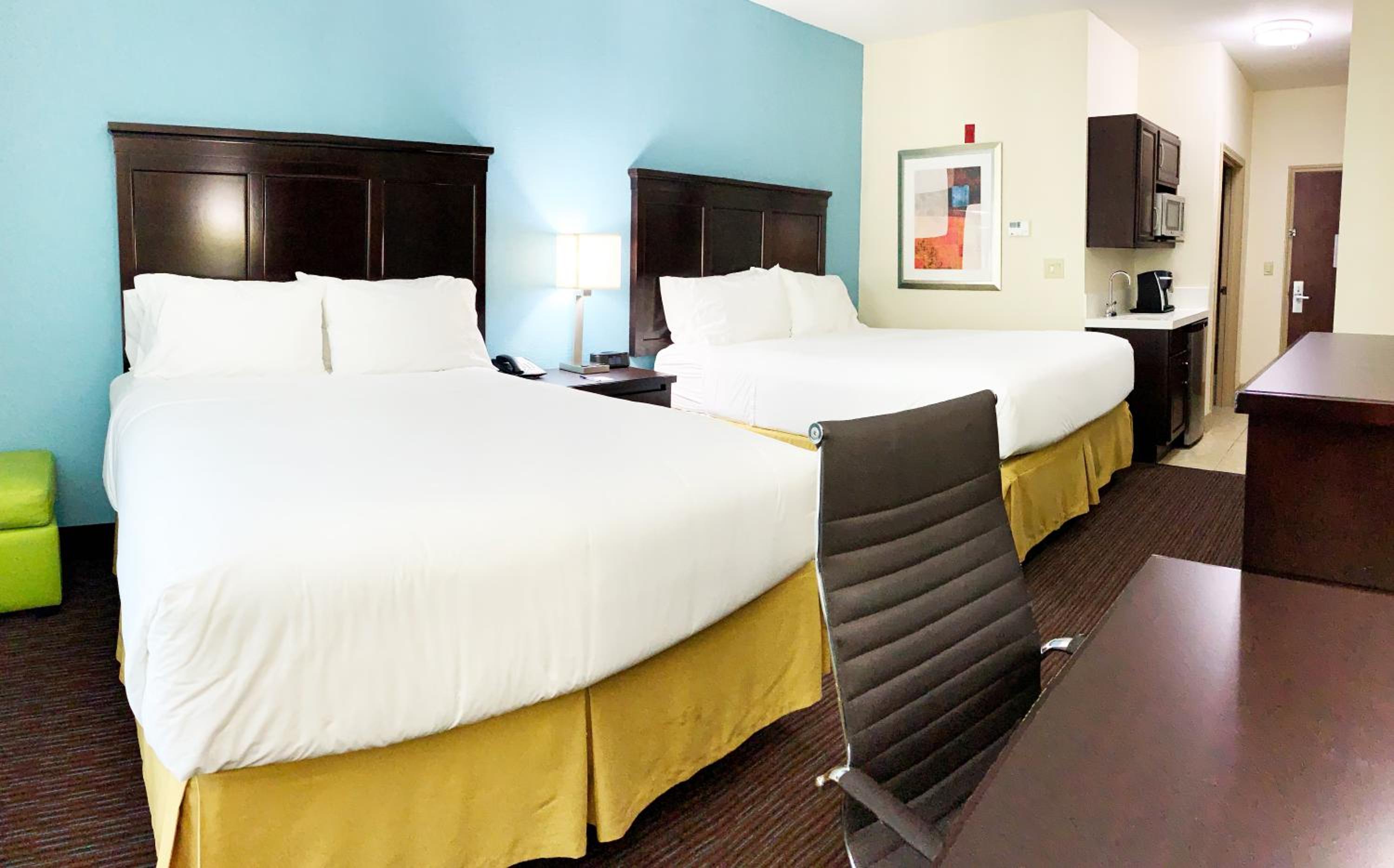 Standard Room with Two Queen Beds - Photo 5