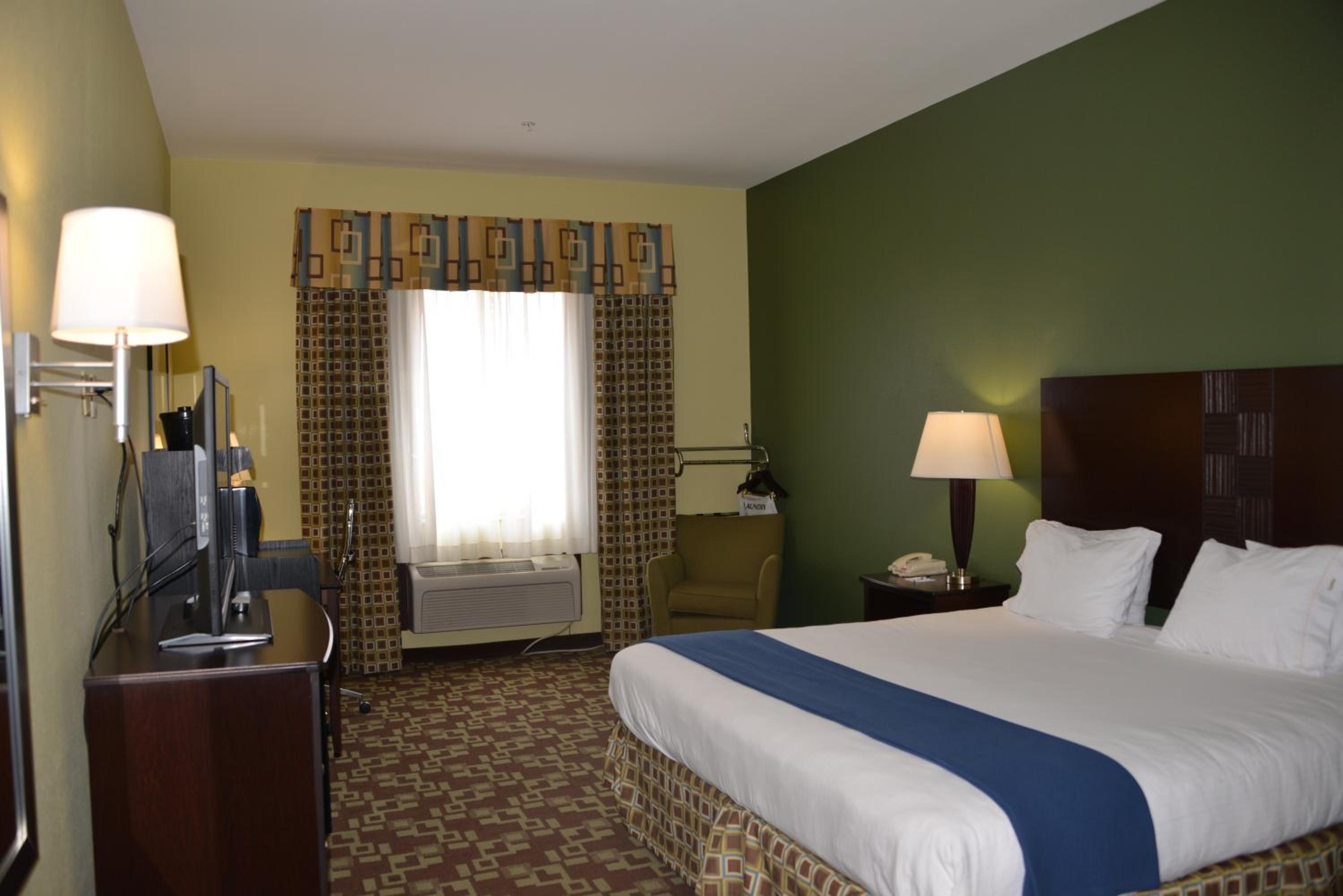 Standard King Room with Roll-in Shower - Mobility Accessible - Photo 1