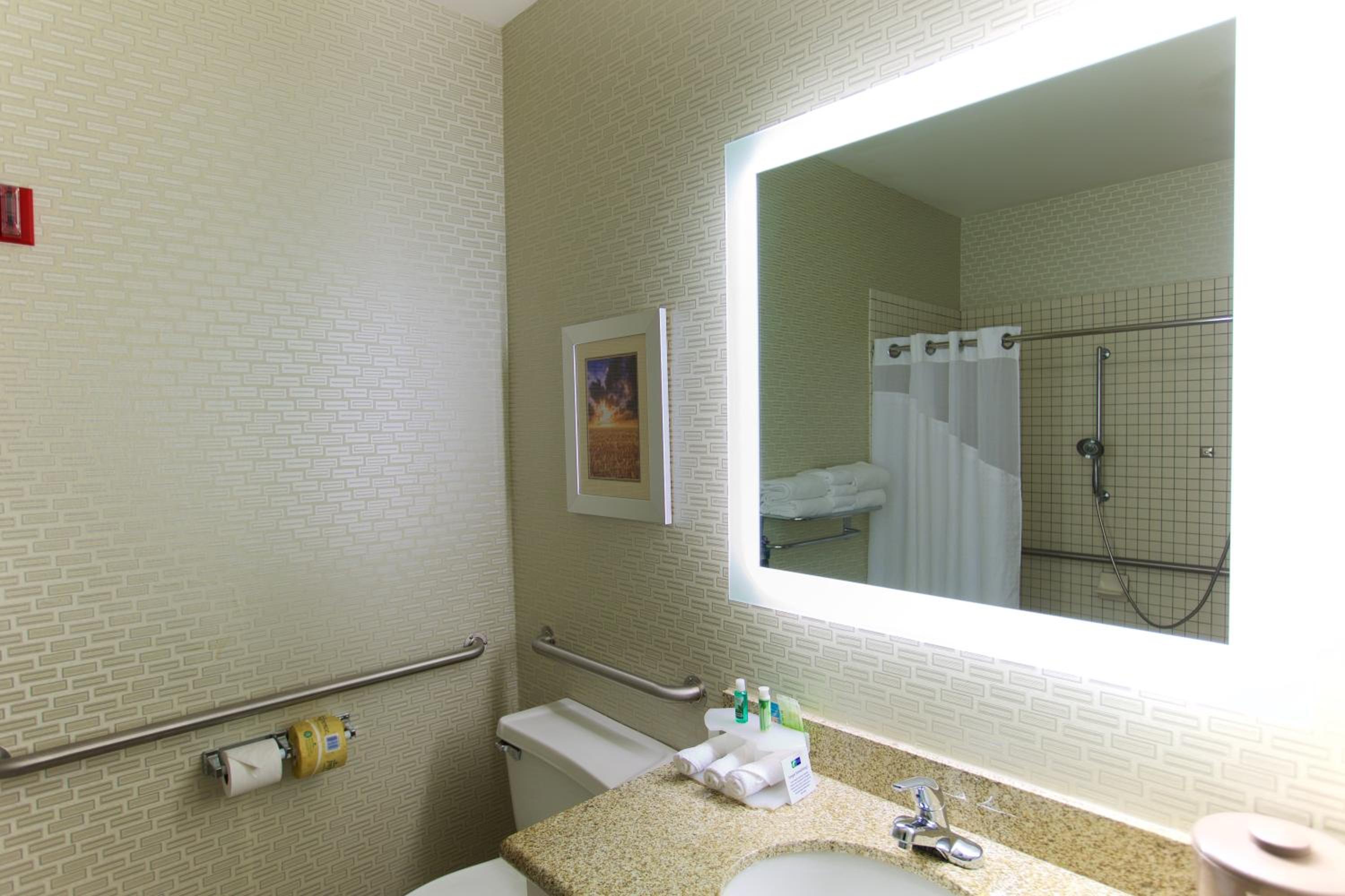 Standard Queen Room with Two Queen Beds - Communications and Mobility Accessible photo 3