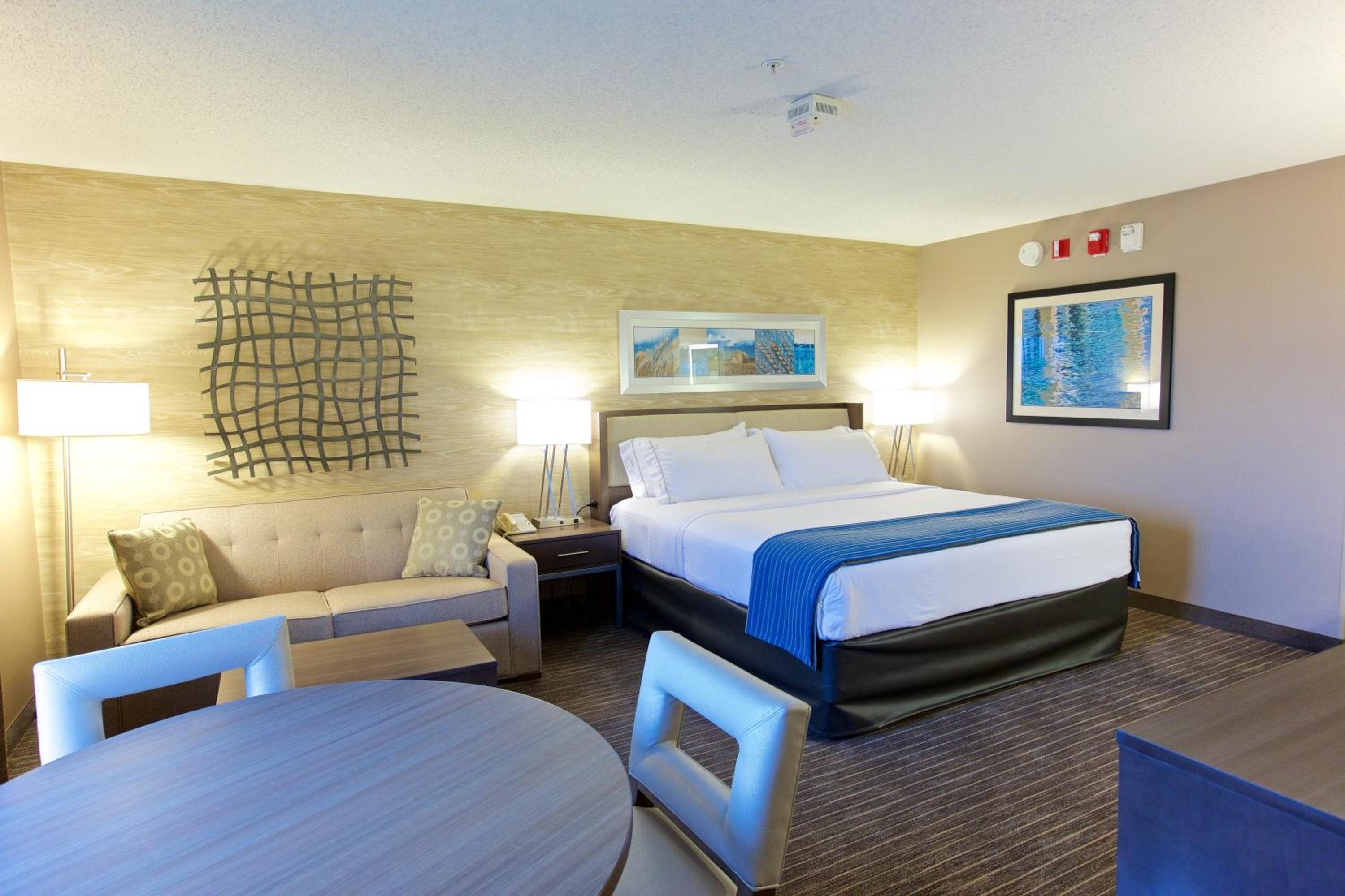 Executive King Room with Sofa Bed- Non-Smoking