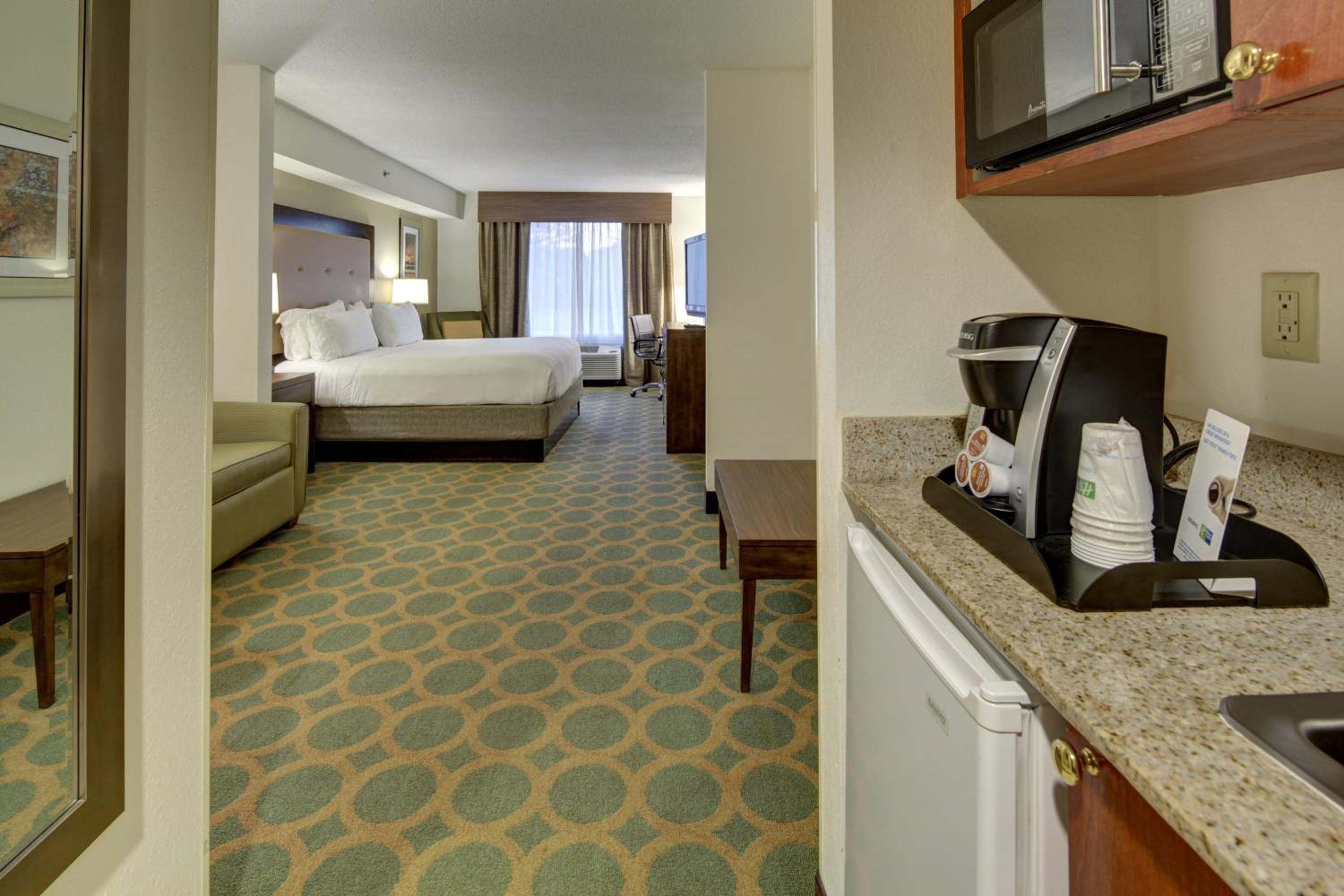 King Suite - Non-Smoking - Photo 2