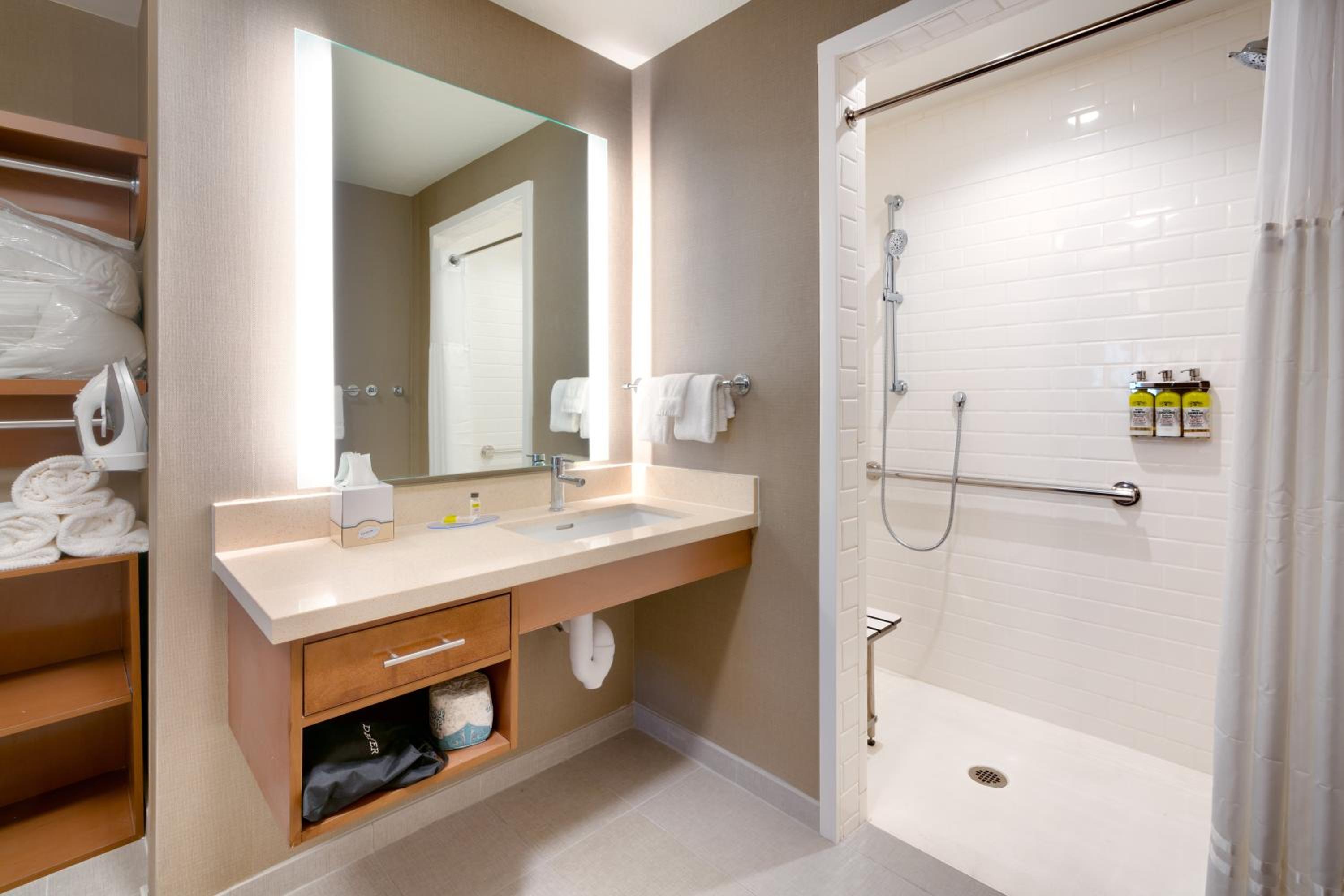 One-Bedroom Queen Room with Accessible Roll In Shower - Non-Smoking photo 2