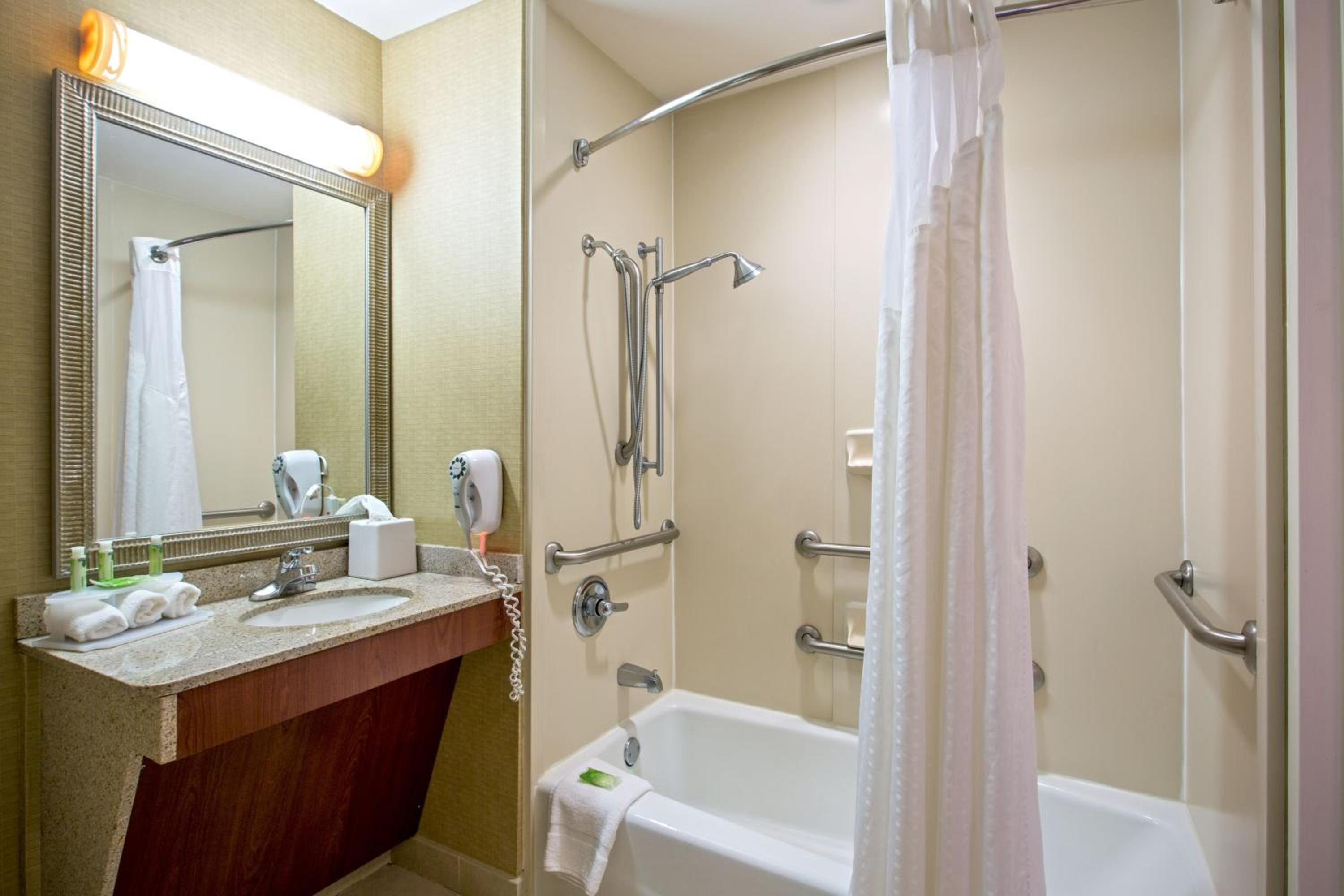 King Suite with Tub and Sofa Bed - Mobility Accessible - Photo 3