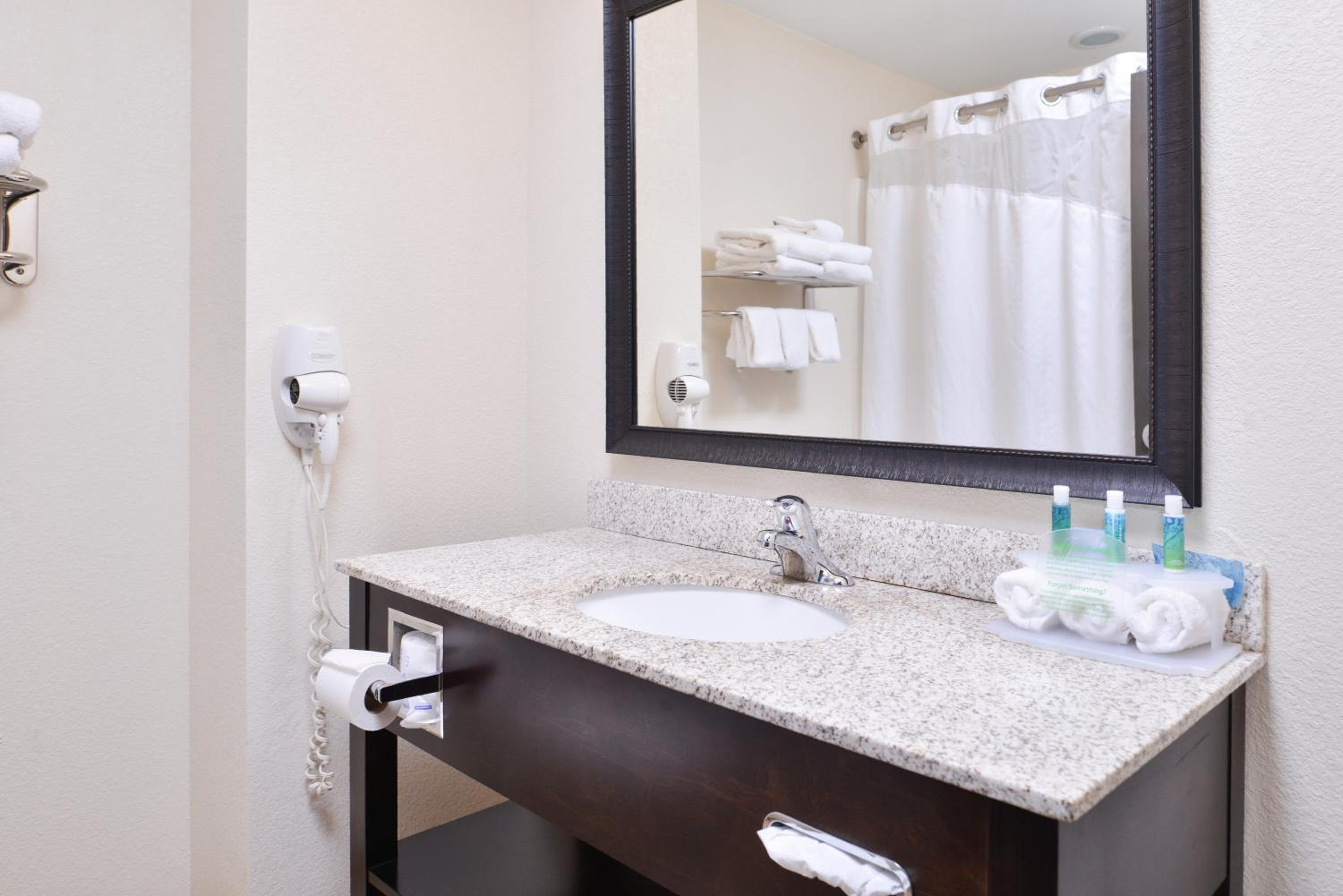 Holiday Inn Express & Suites Emporia Northwest by IHG, Photo 2