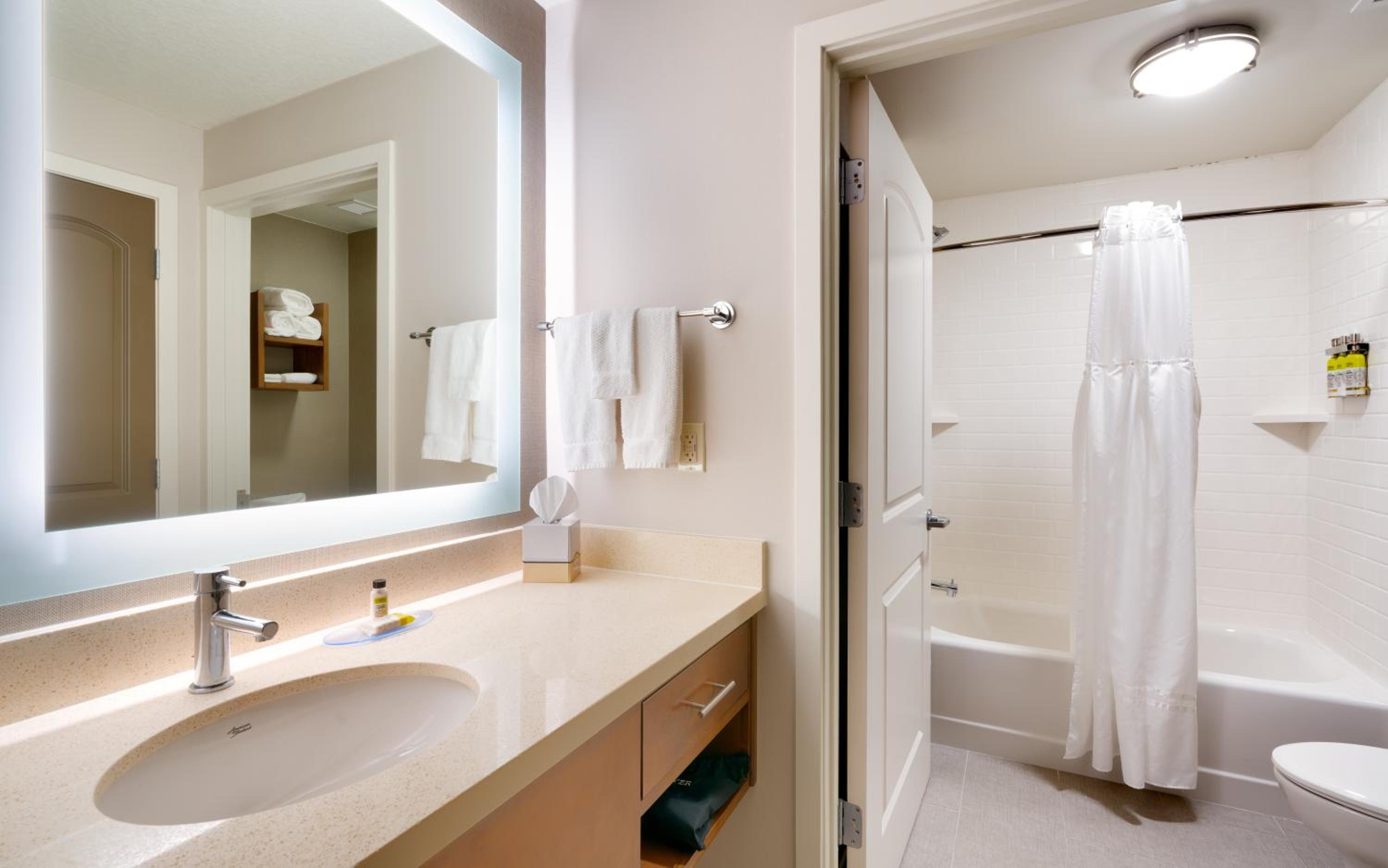 Queen Room - Hearing Accessible - Non-Smoking photo 2