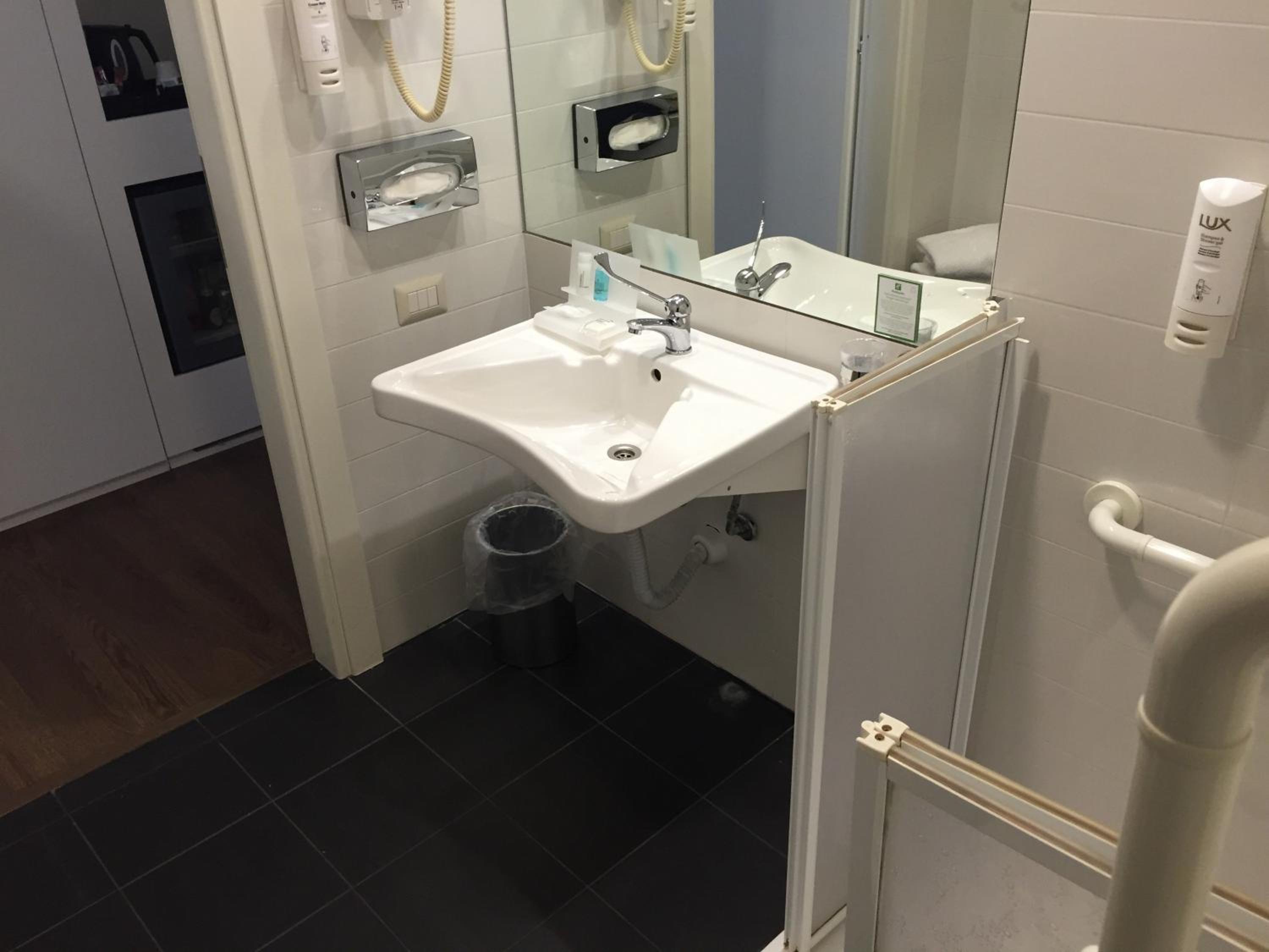 Standard Queen Room - Accessible - Photo 2