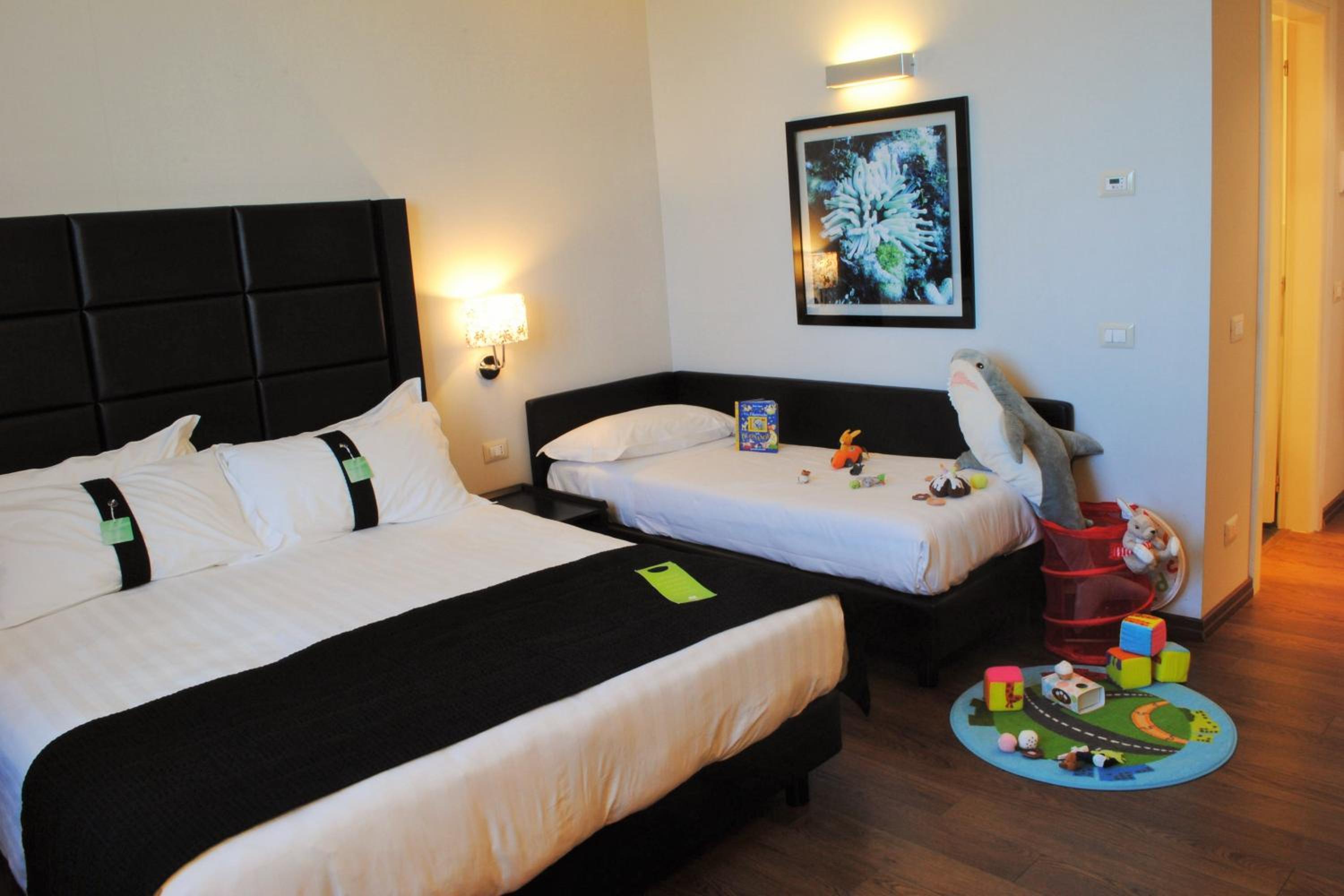 Standard Queen Room with Sofa Bed - Non-Smoking - Photo 1