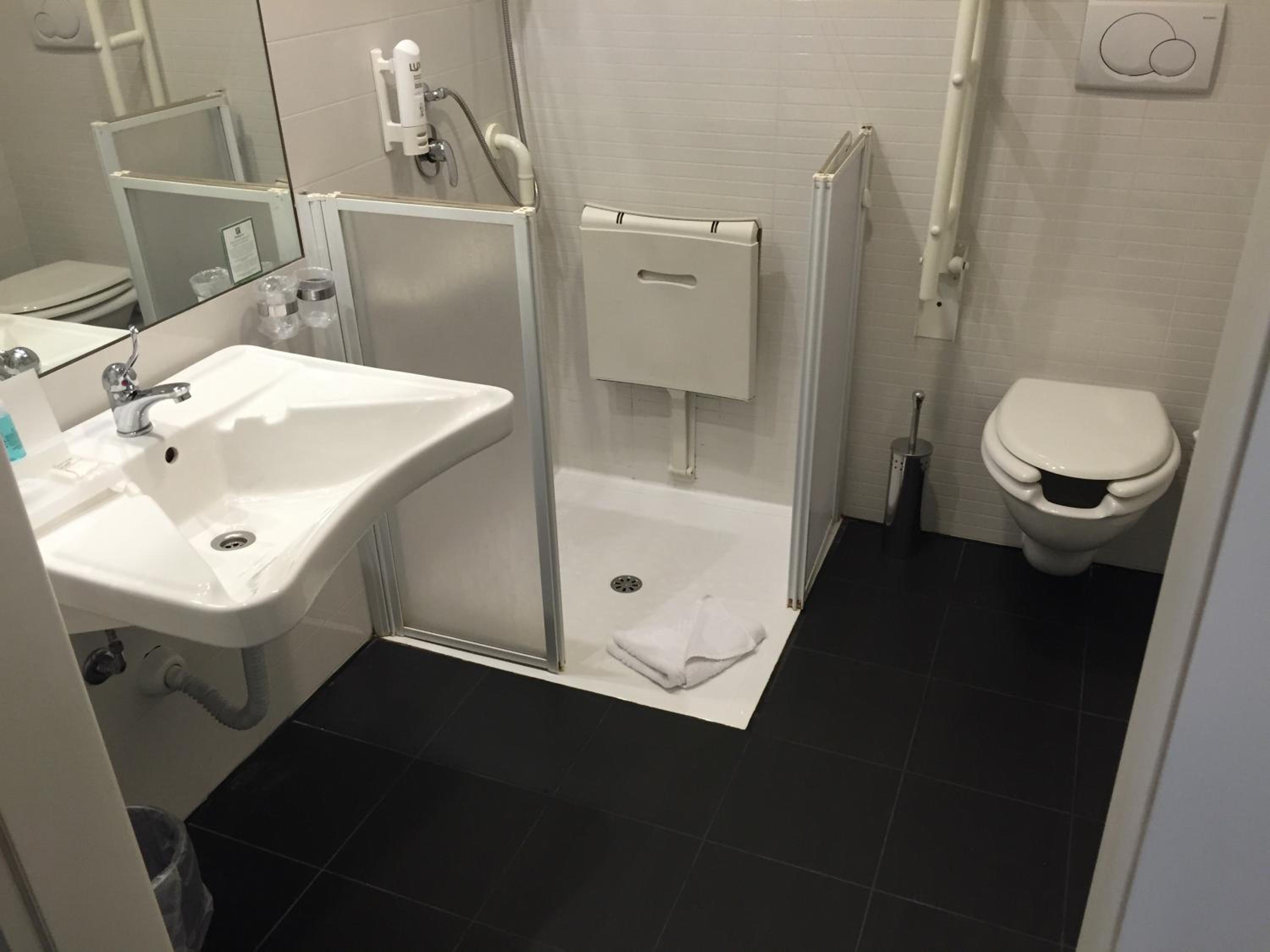 Standard Queen Room - Accessible - Photo 3
