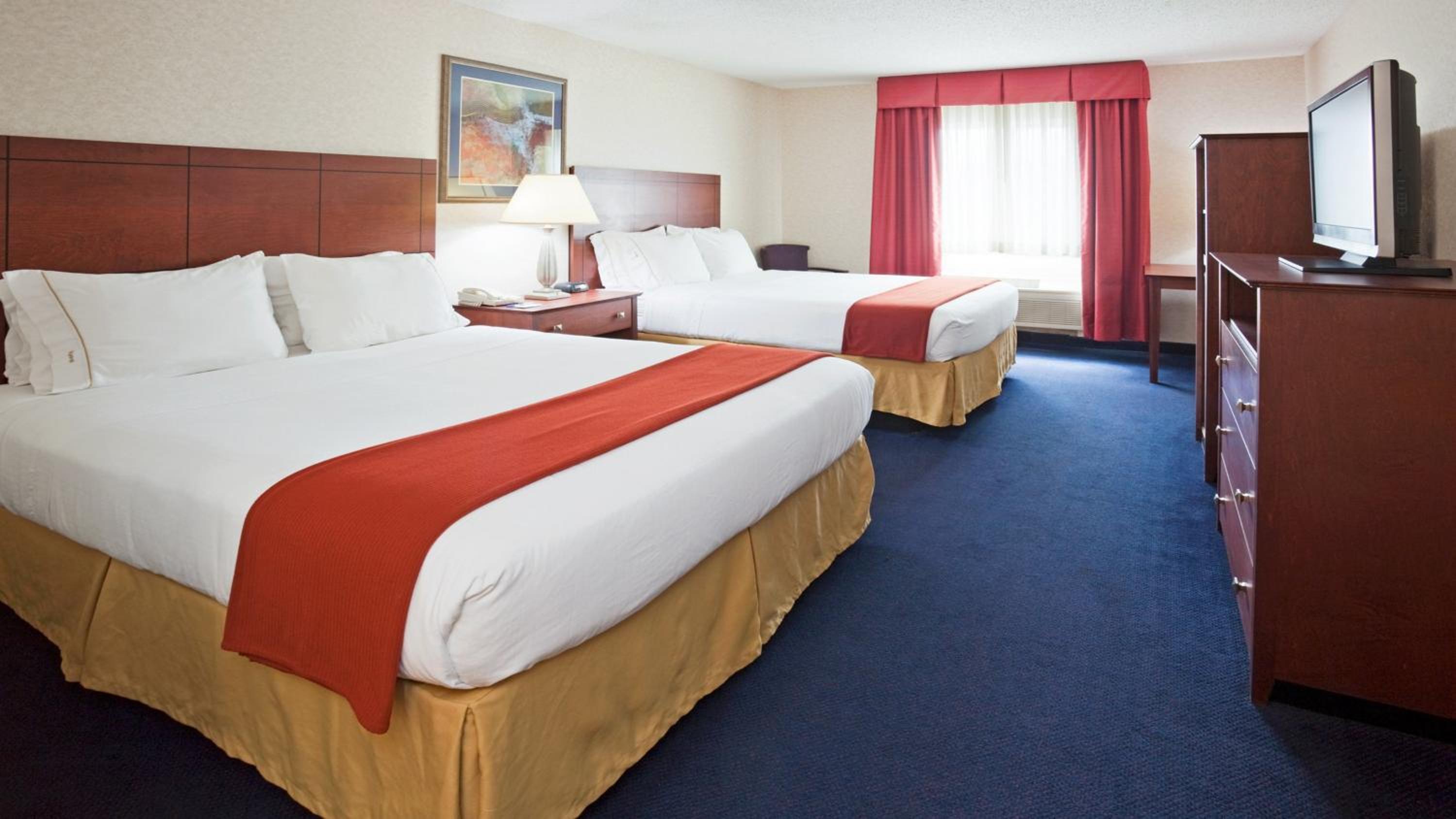Standard Room with Two Queen Beds - Photo 2