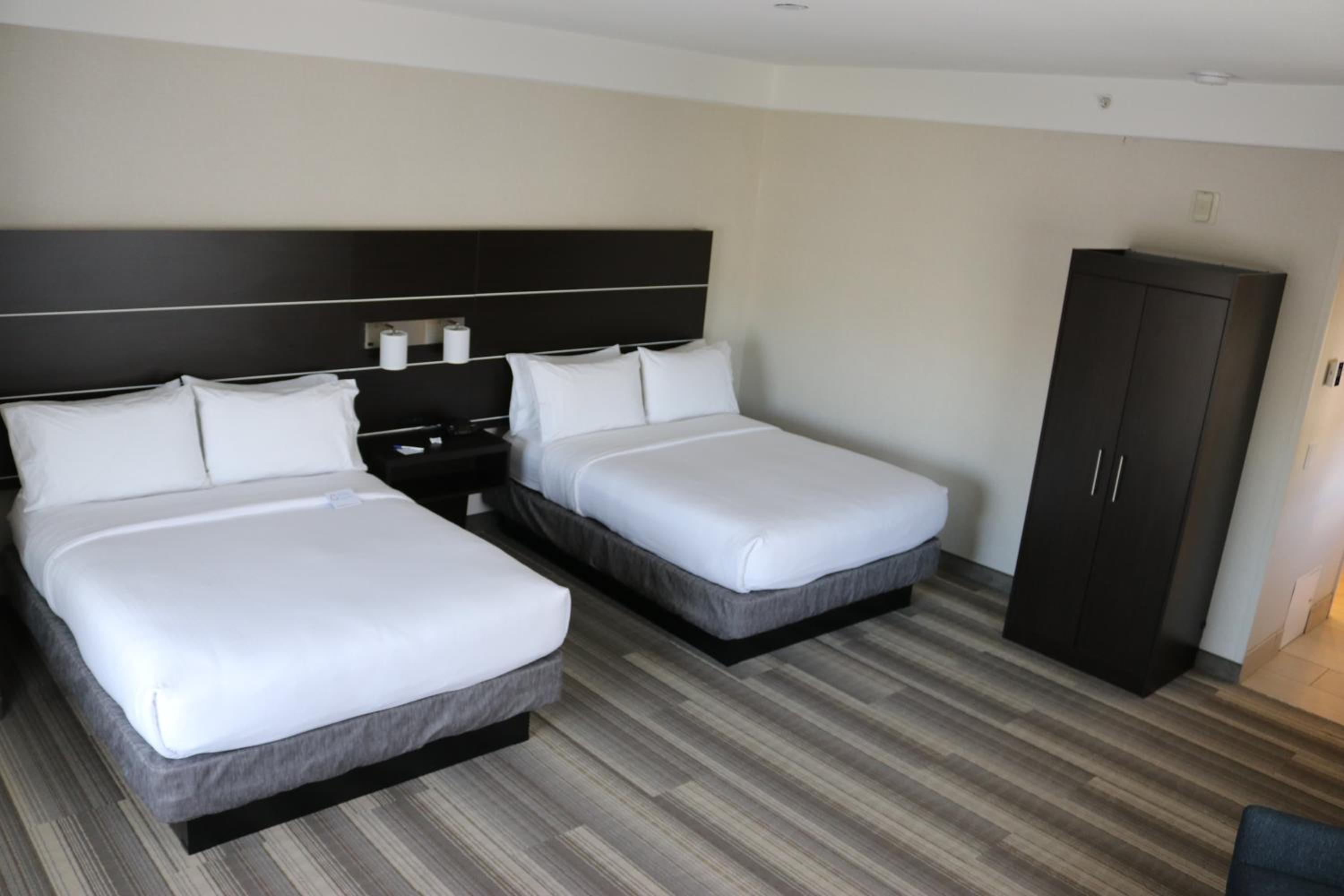 One-Bedroom Queen Suite with Lake View - Photo 3