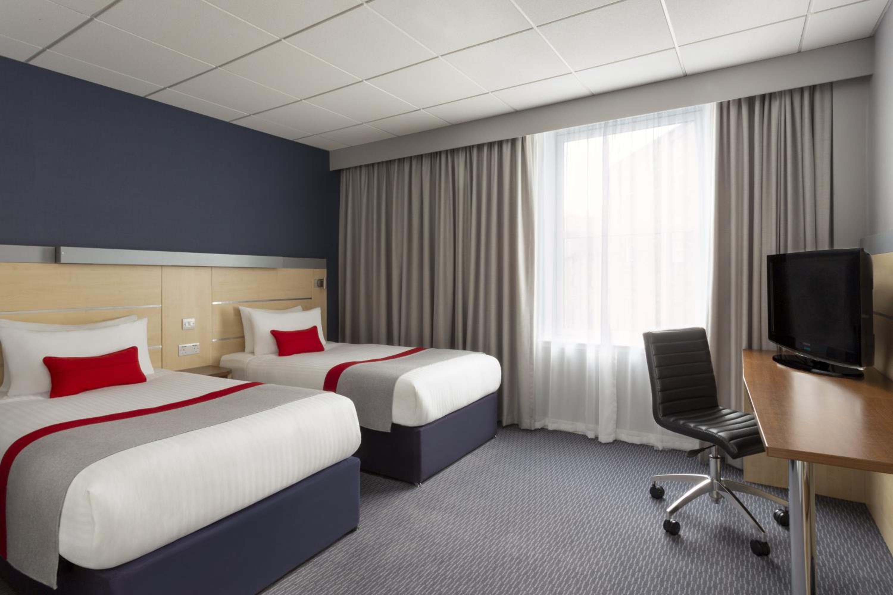 Standard Room with Free Hot Breakfast - Photo 6