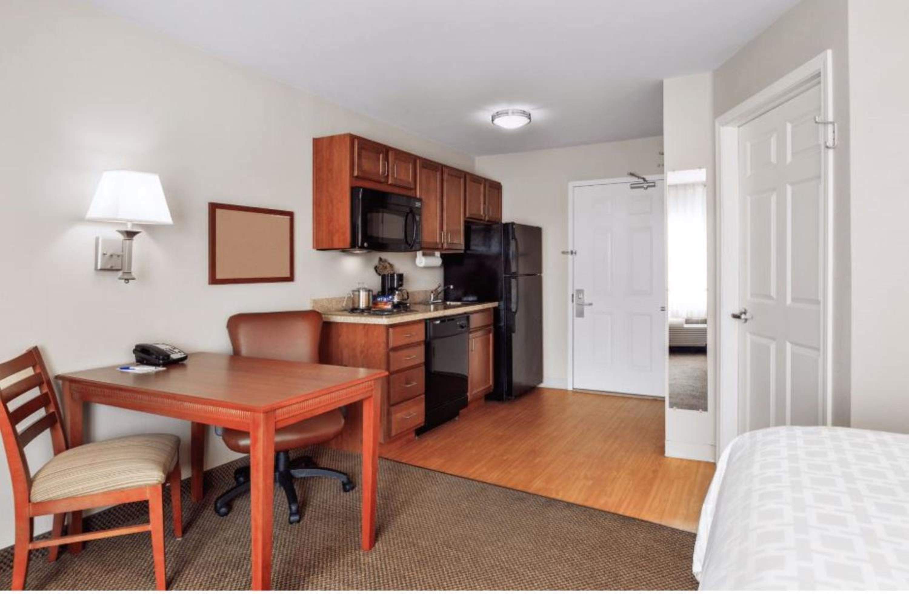 Queen Studio Suite - Photo 1