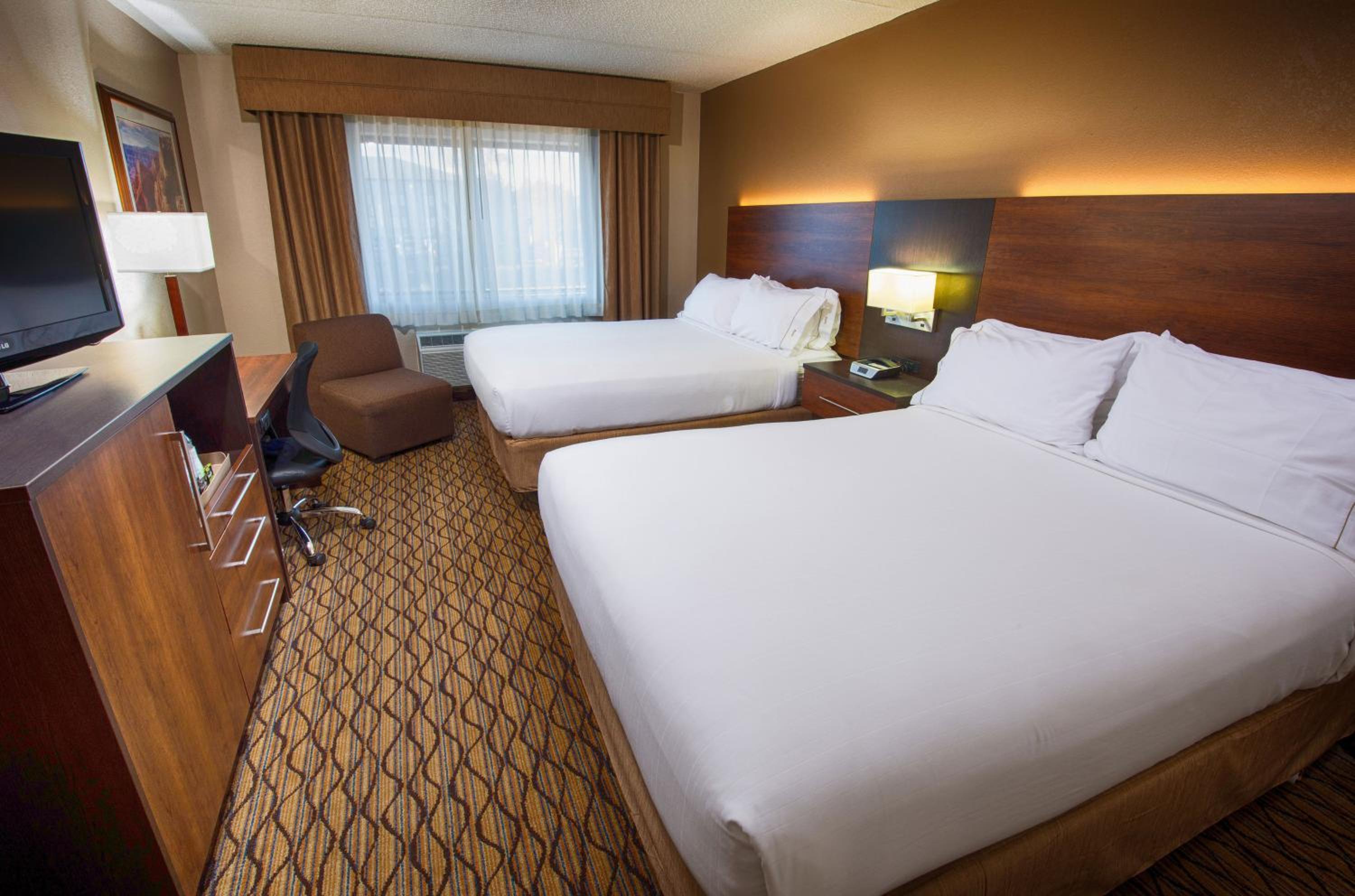 Standard Room with Two Queen Beds - Photo 3