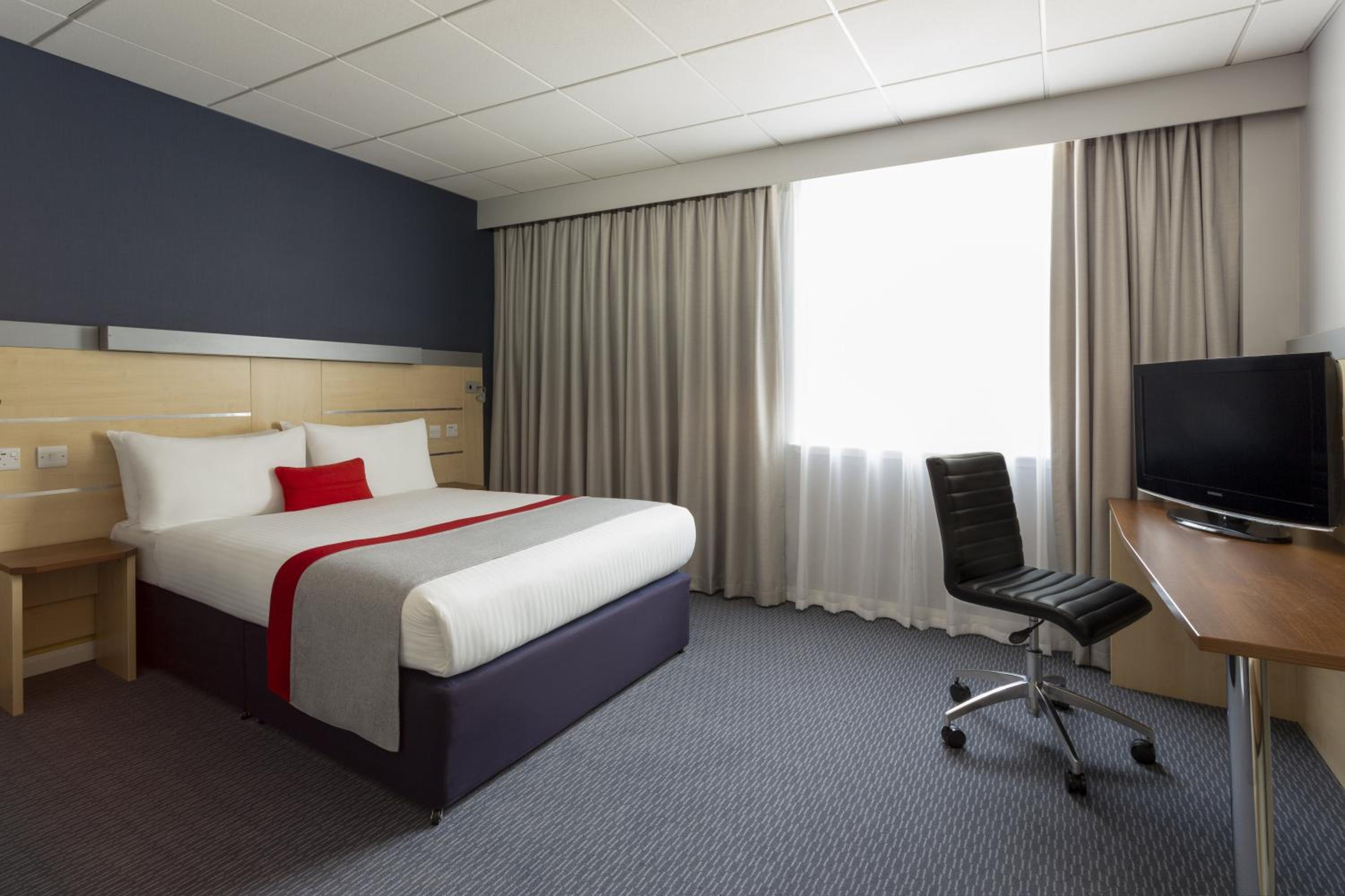 Standard Room with Free Hot Breakfast - Photo 7