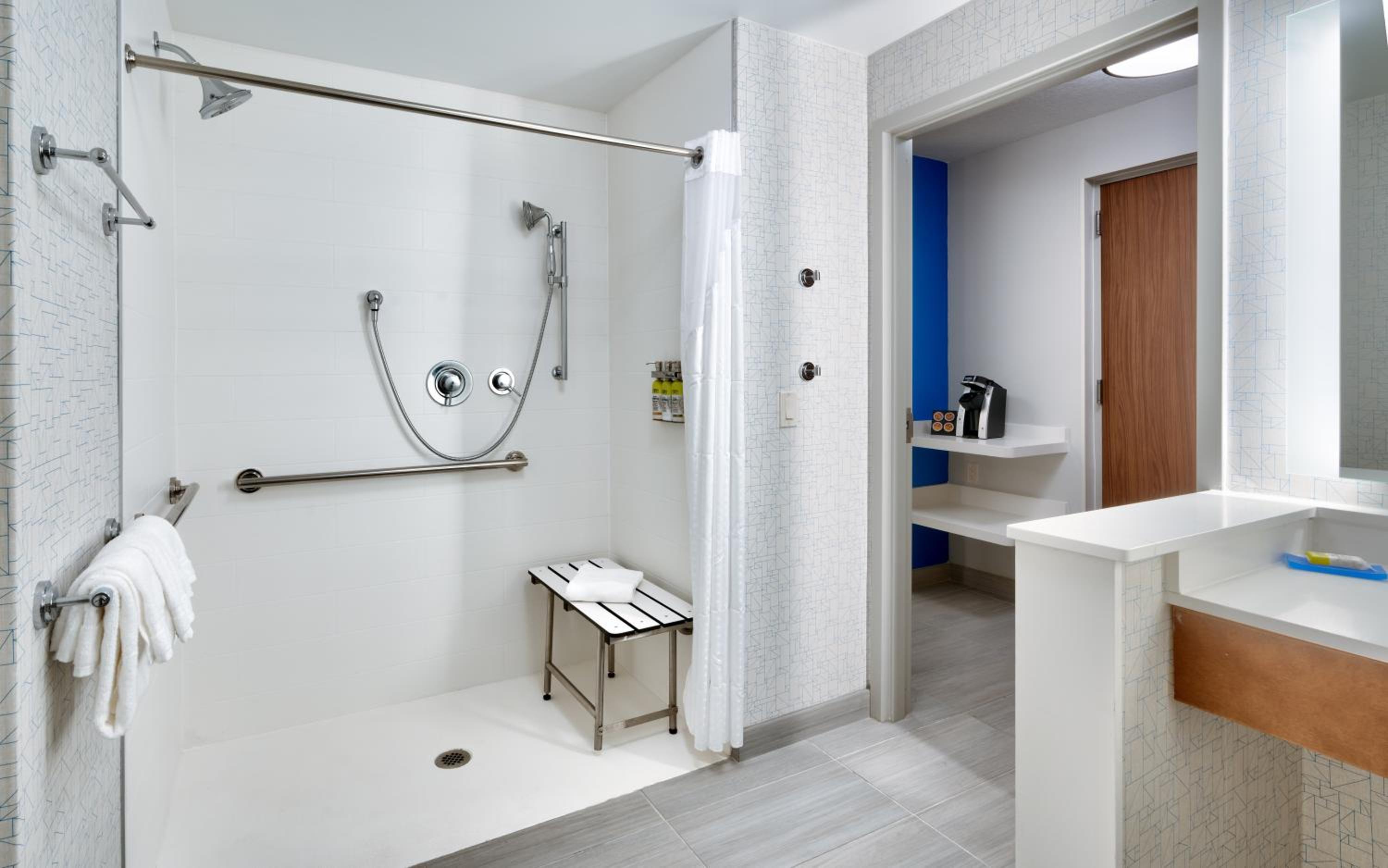Suite - Mobility Access Roll in Shower/Non-Smoking