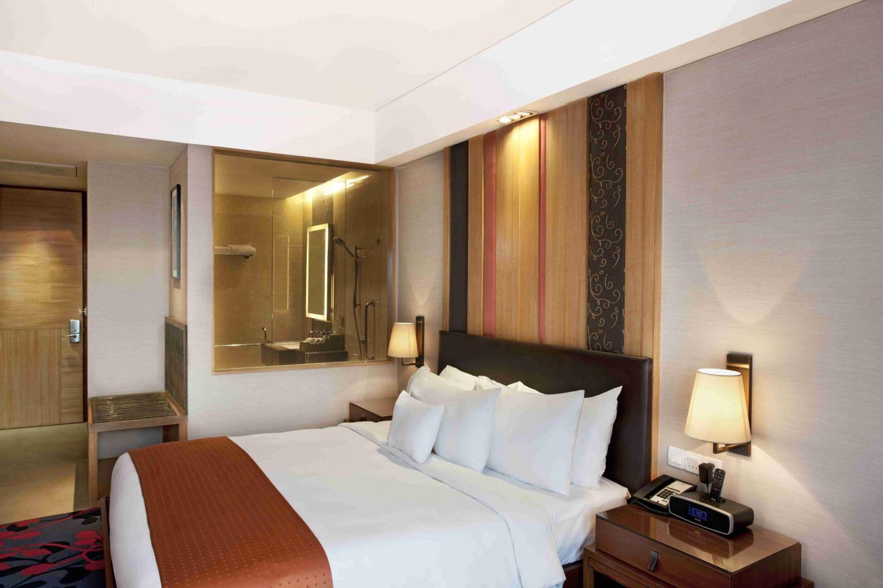 Standard King Room - Smoking - Photo 13