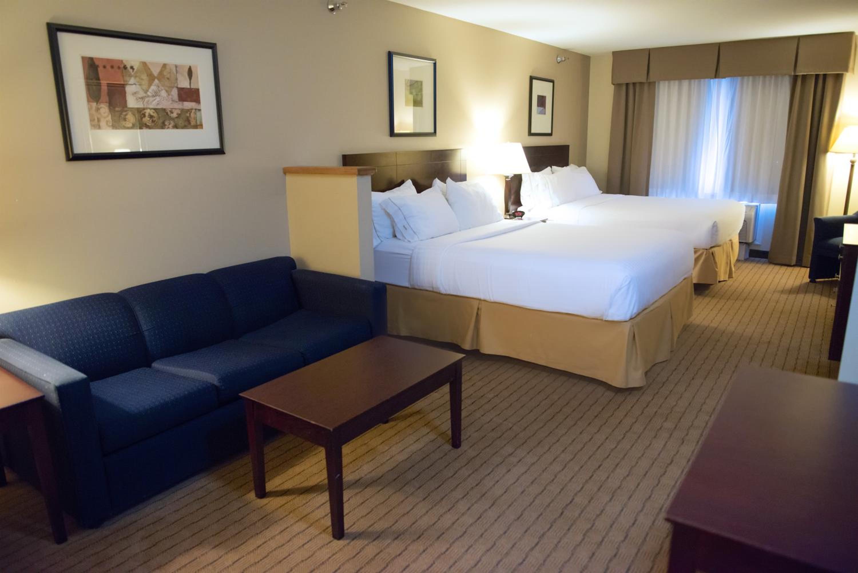 Queen Suite with Two Queen Beds - Photo 4