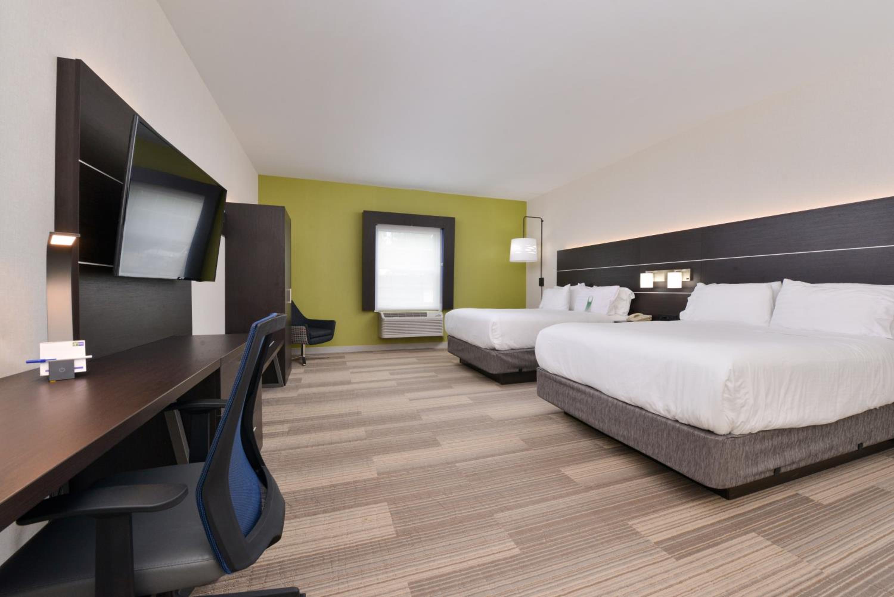 Standard Queen Room with Two Queen Beds photo 3