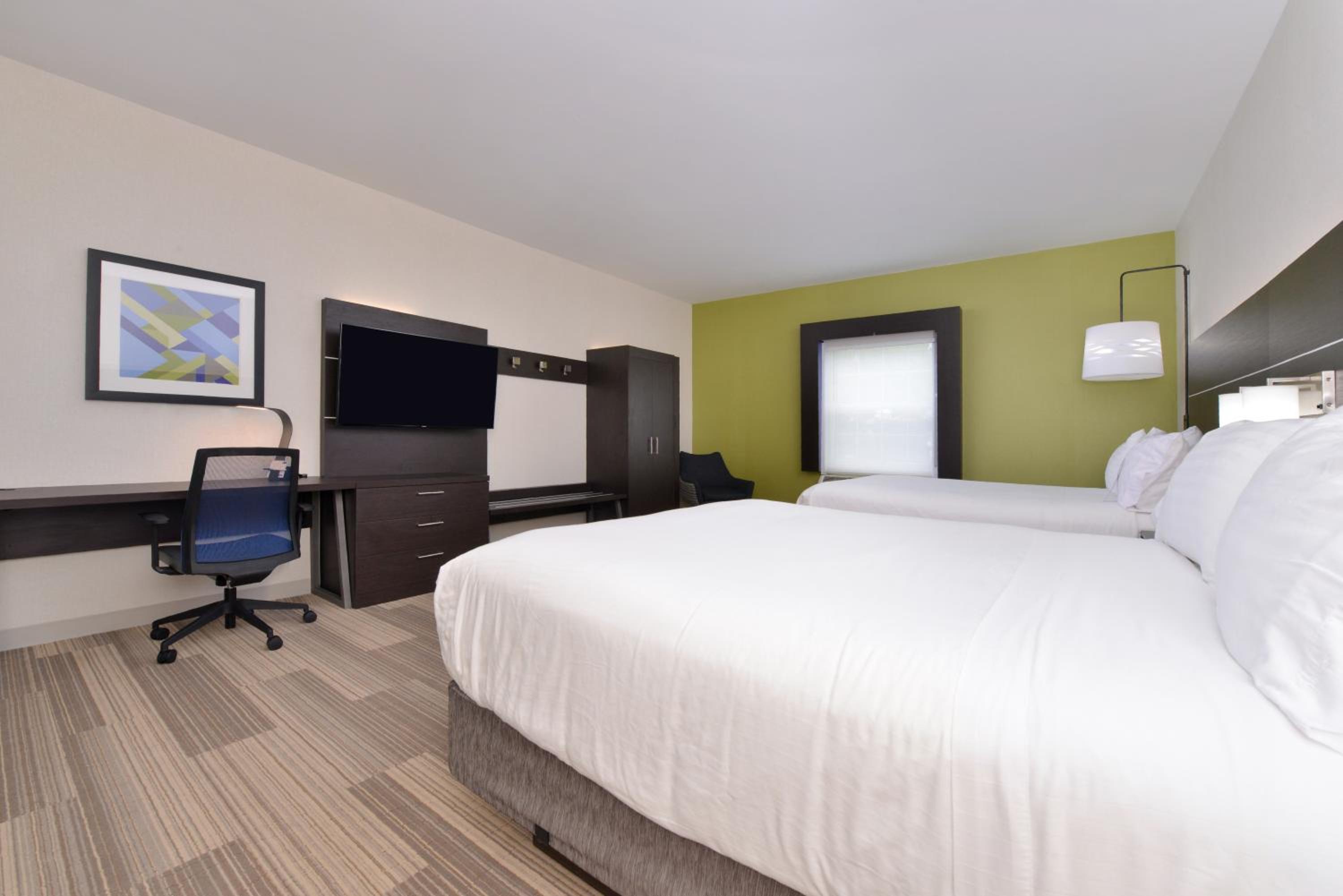 Standard Queen Room with Two Queen Beds photo 1